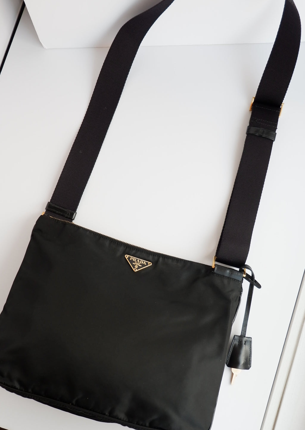 Authentique sac à bandoulière en nylon noir Prada d'occasion