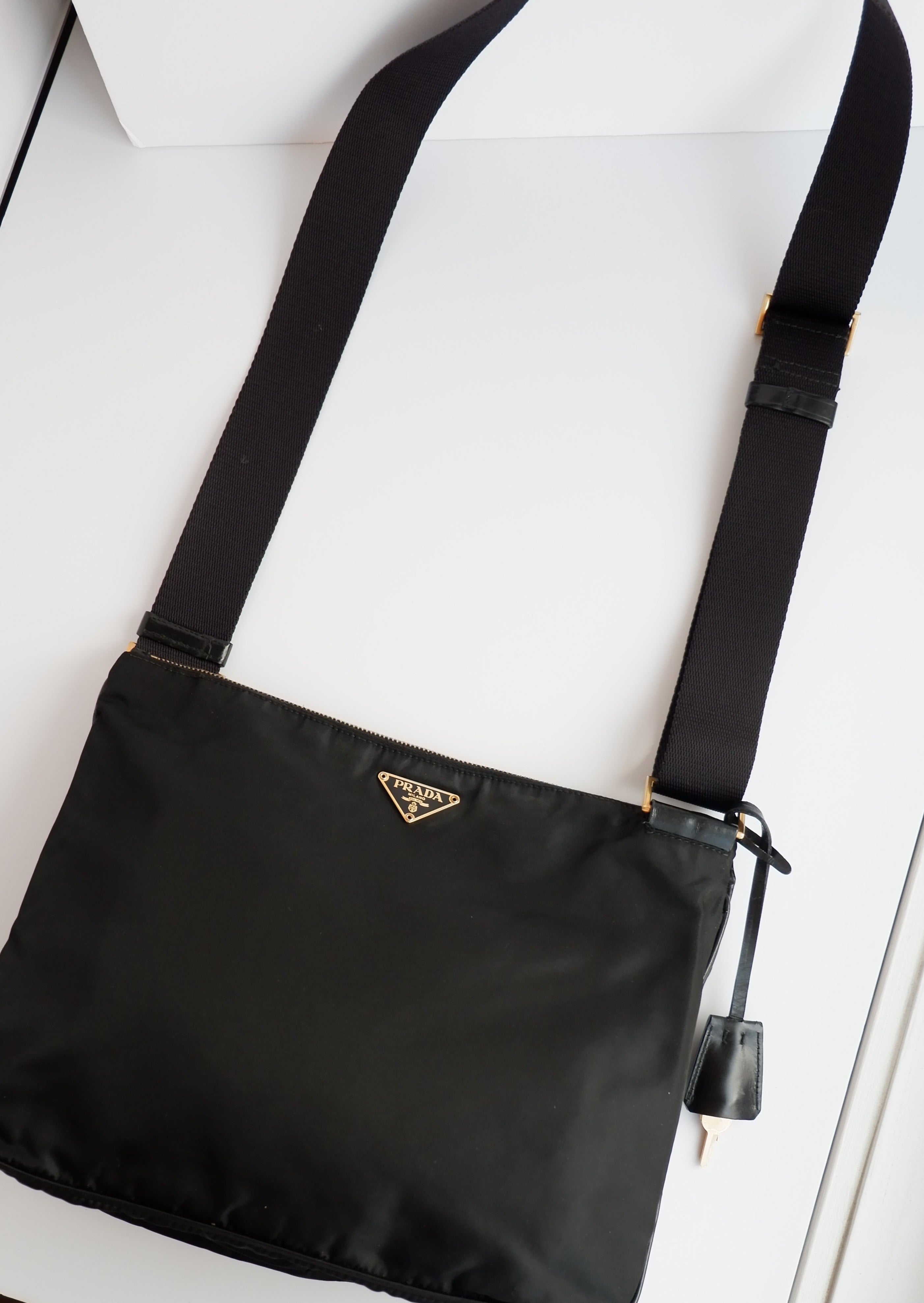 Authentique sac à bandoulière en nylon noir Prada d'occasion