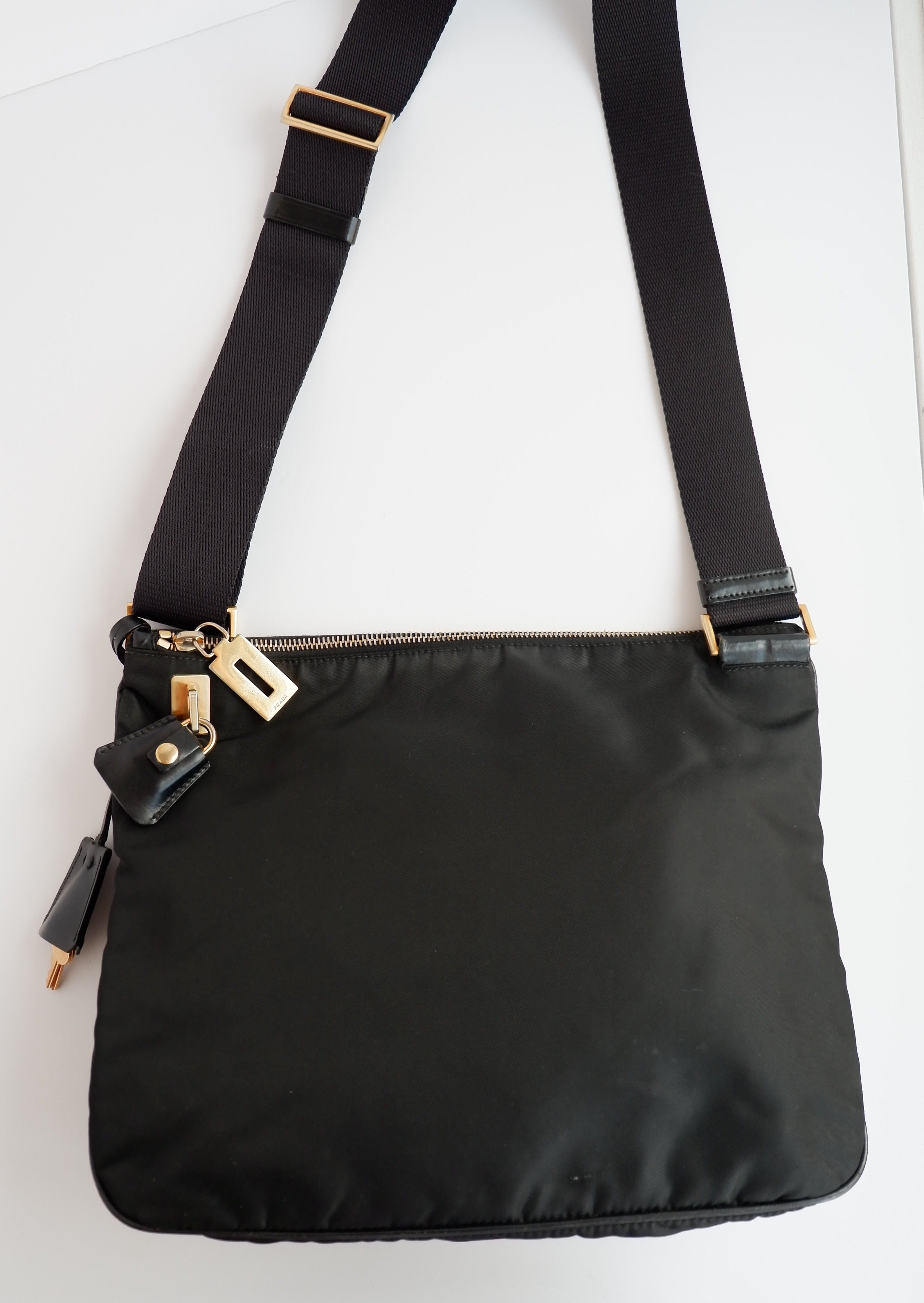 Authentique sac à bandoulière en nylon noir Prada d'occasion