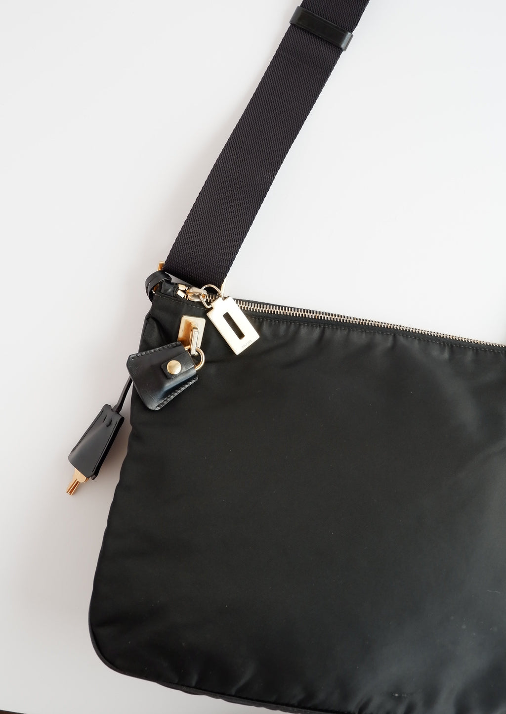 Authentique sac à bandoulière en nylon noir Prada d'occasion