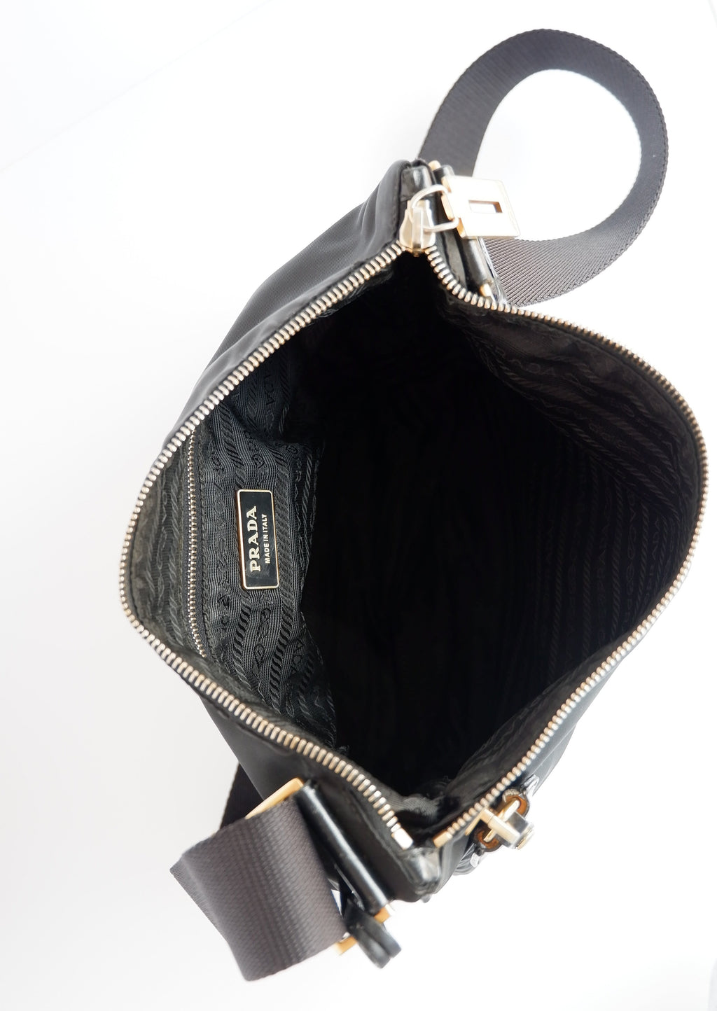 Authentique sac à bandoulière en nylon noir Prada d'occasion