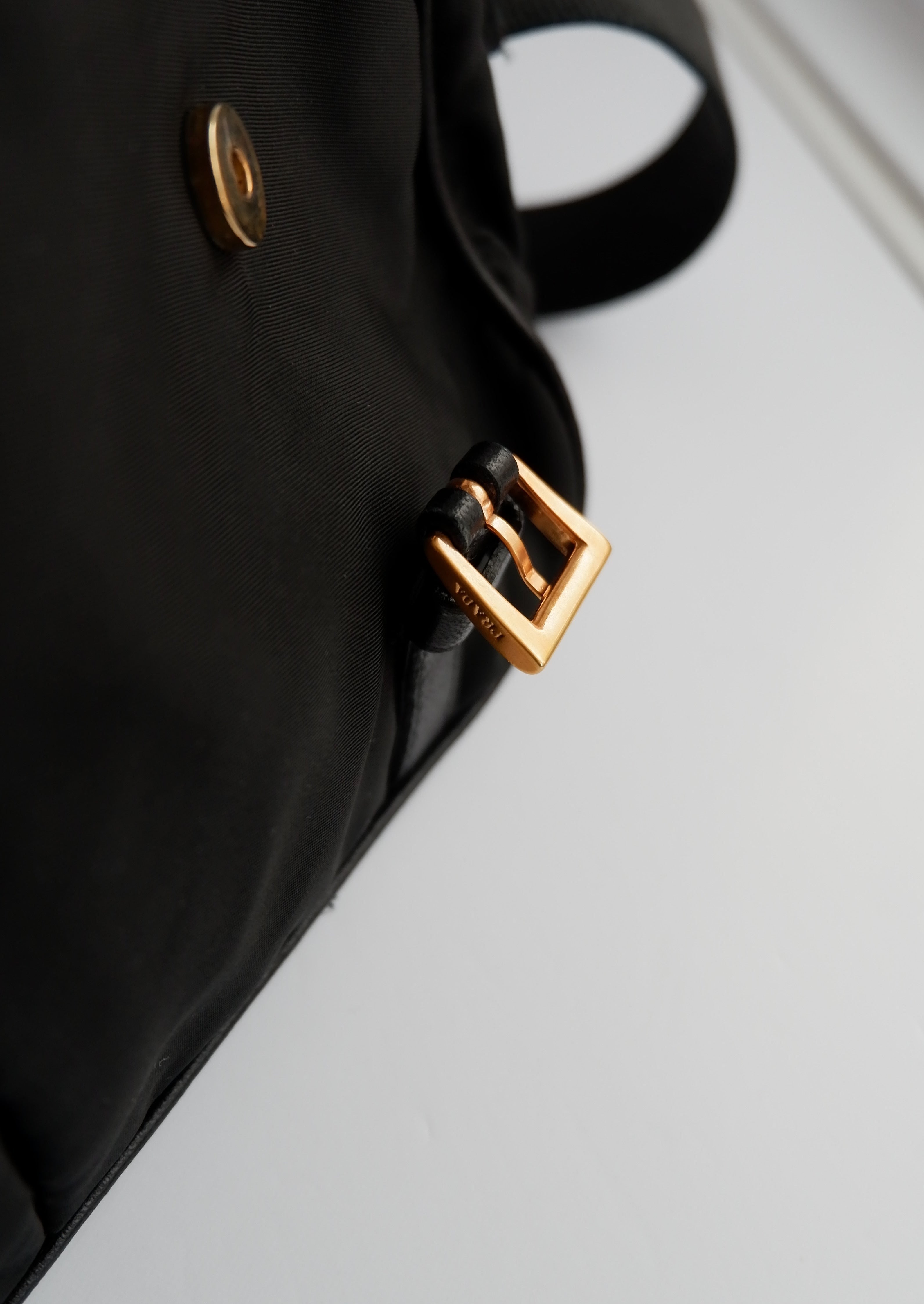 Authentique Sac bandoulière Prada en nylon et cuir noir, d'occasion