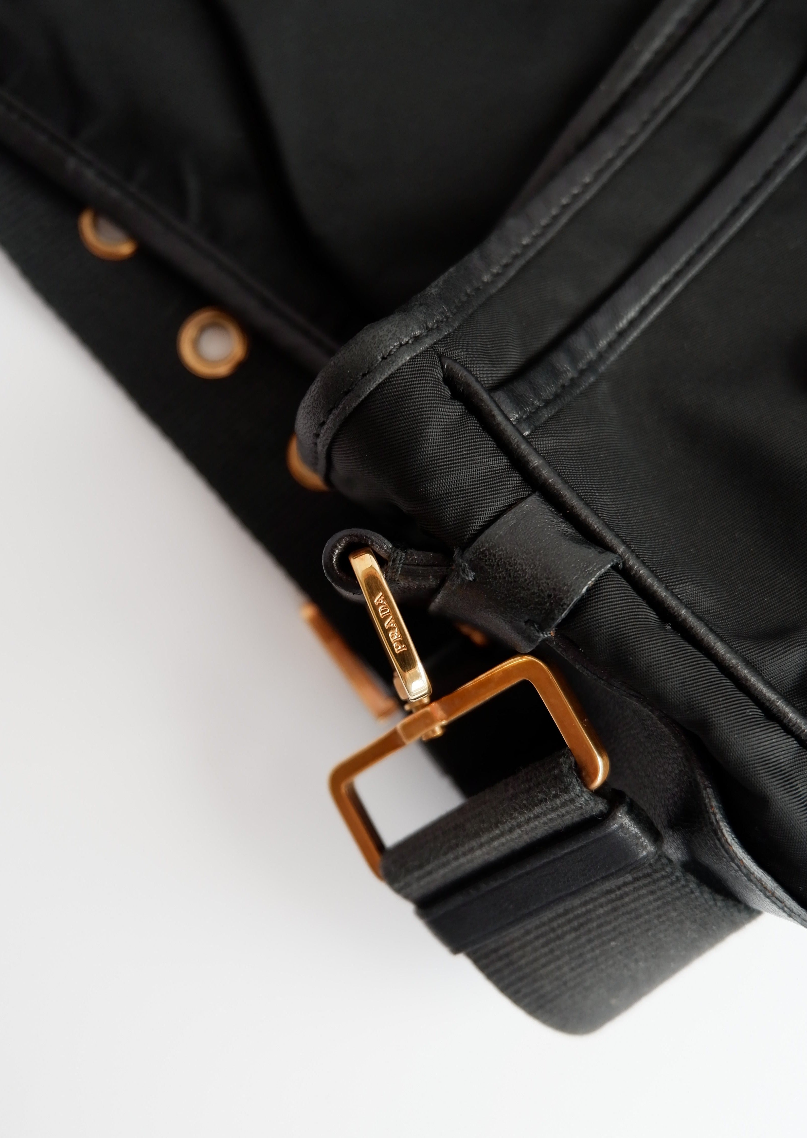 Authentique Sac bandoulière Prada en nylon et cuir noir, d'occasion