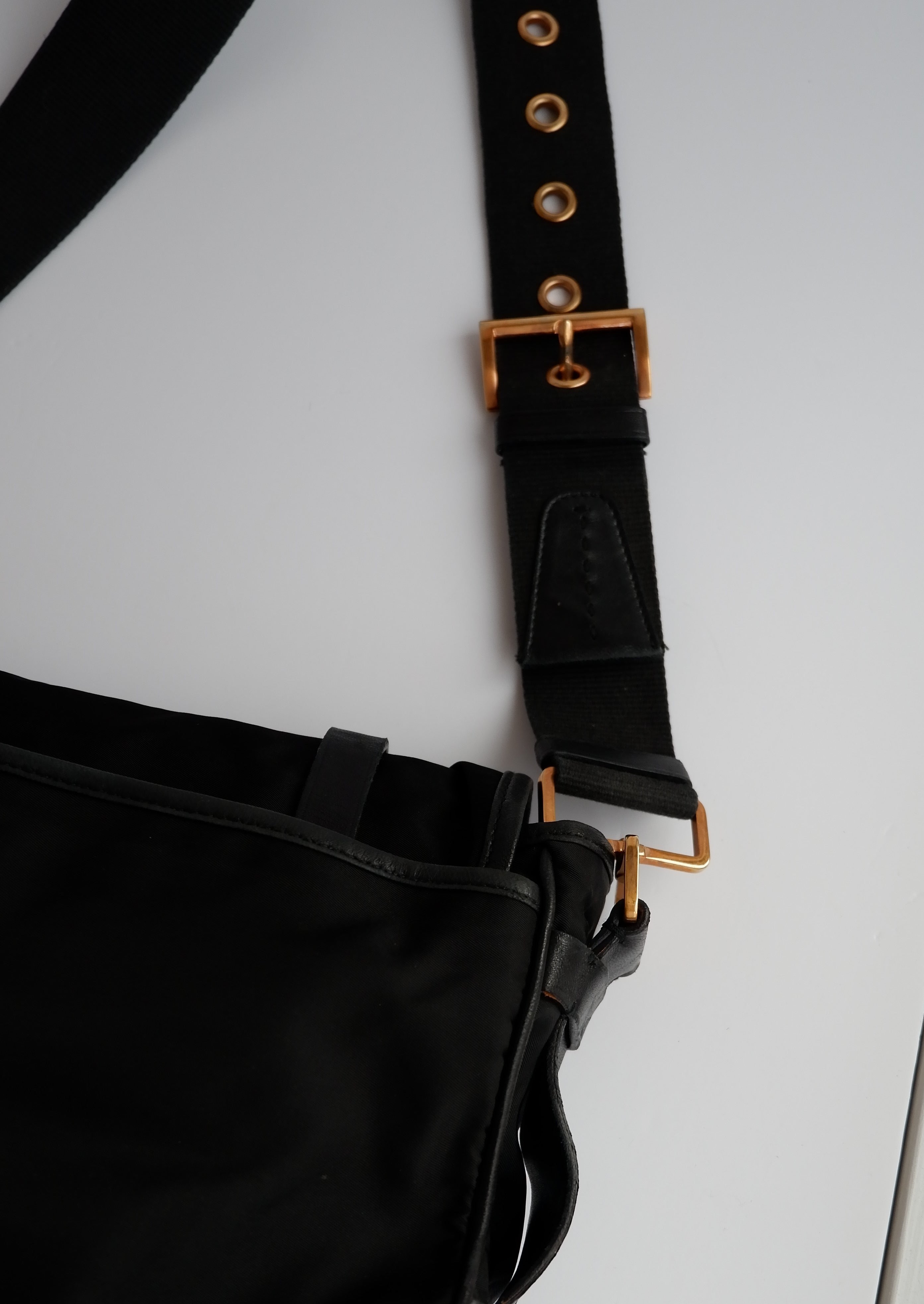 Authentique Sac bandoulière Prada en nylon et cuir noir, d'occasion