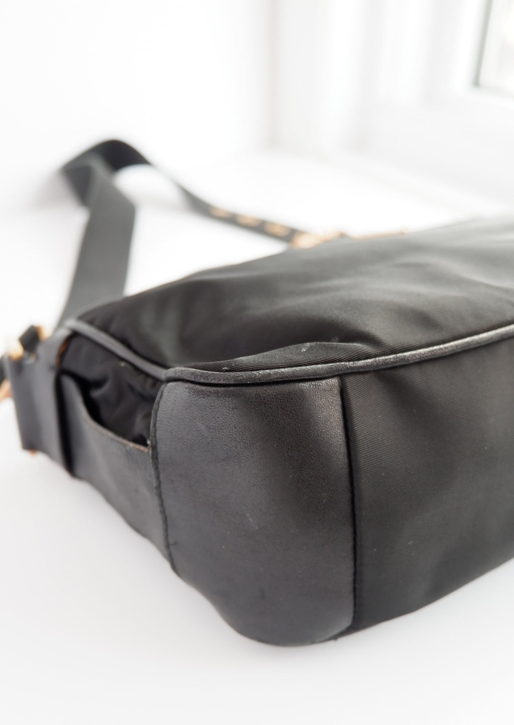 Authentique Sac bandoulière Prada en nylon et cuir noir, d'occasion