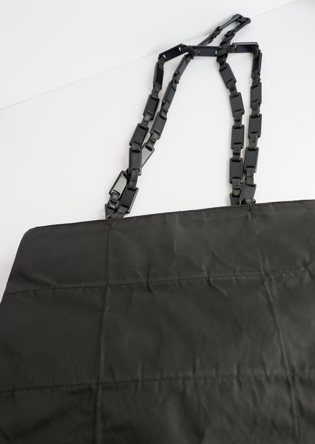 Authentique Sac cabas Prada en nylon noir et plastique à longues anses, d'occasion