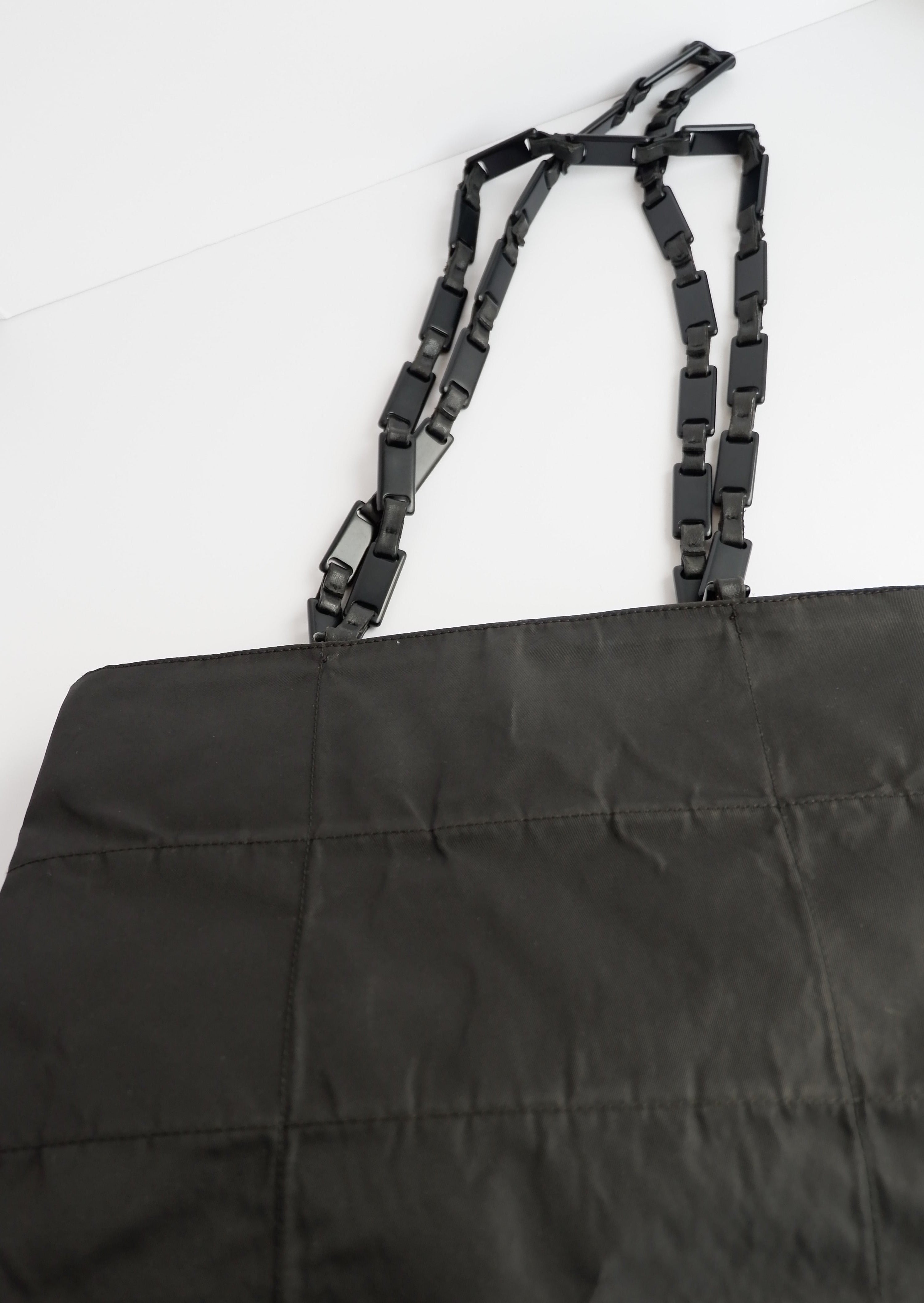 Authentique Sac cabas Prada en nylon noir et plastique à longues anses, d'occasion