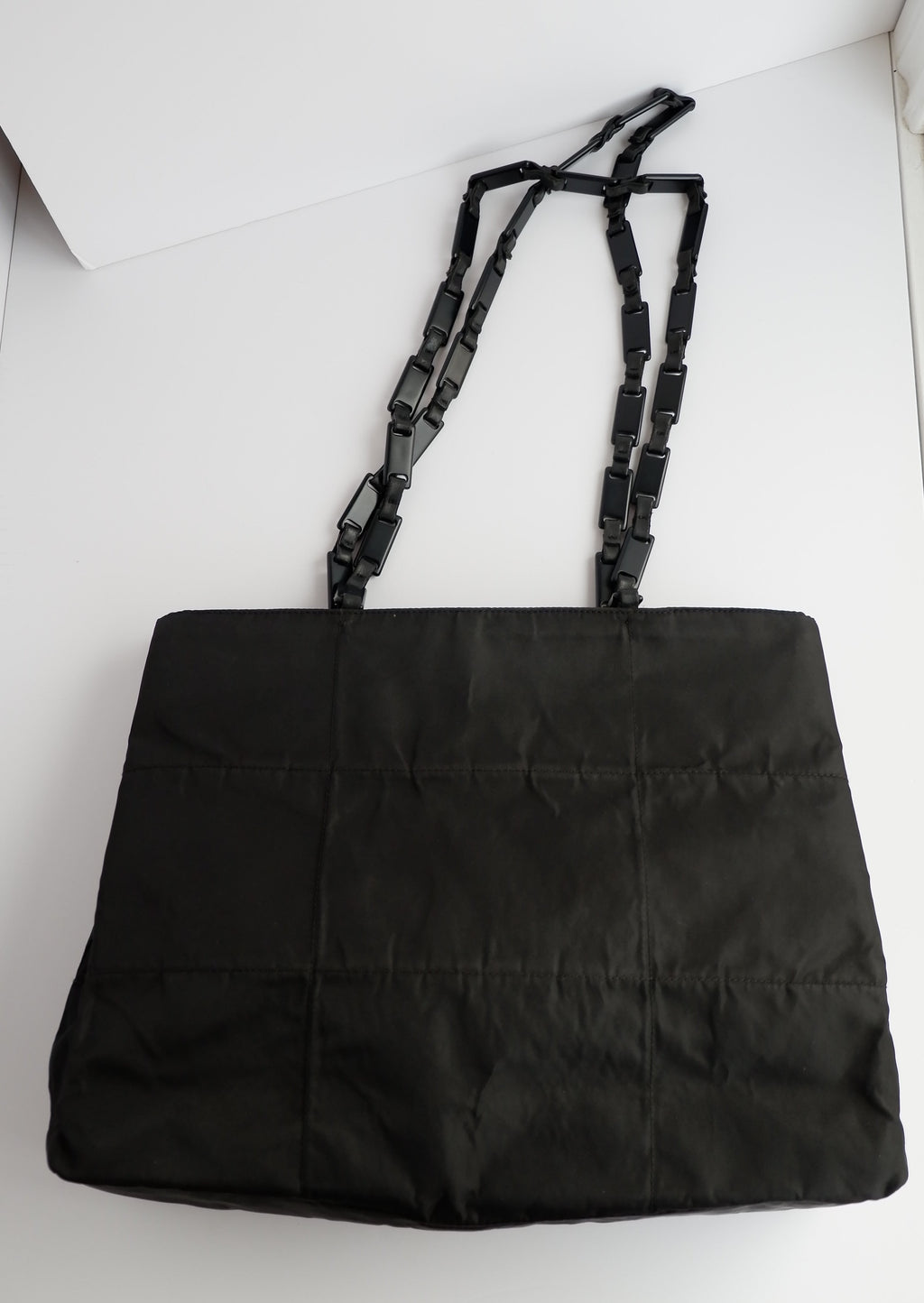Authentique Sac cabas Prada en nylon noir et plastique à longues anses, d'occasion