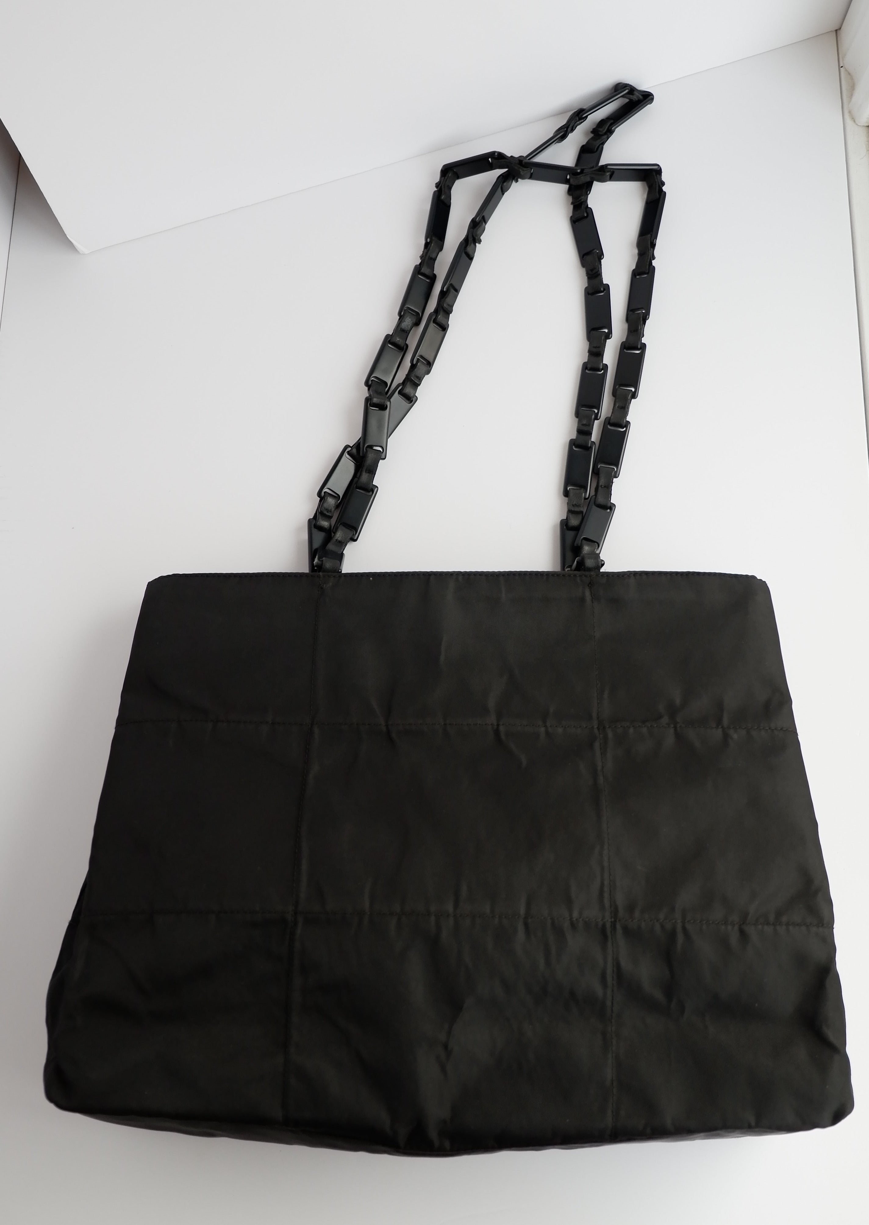 Authentique Sac cabas Prada en nylon noir et plastique à longues anses, d'occasion