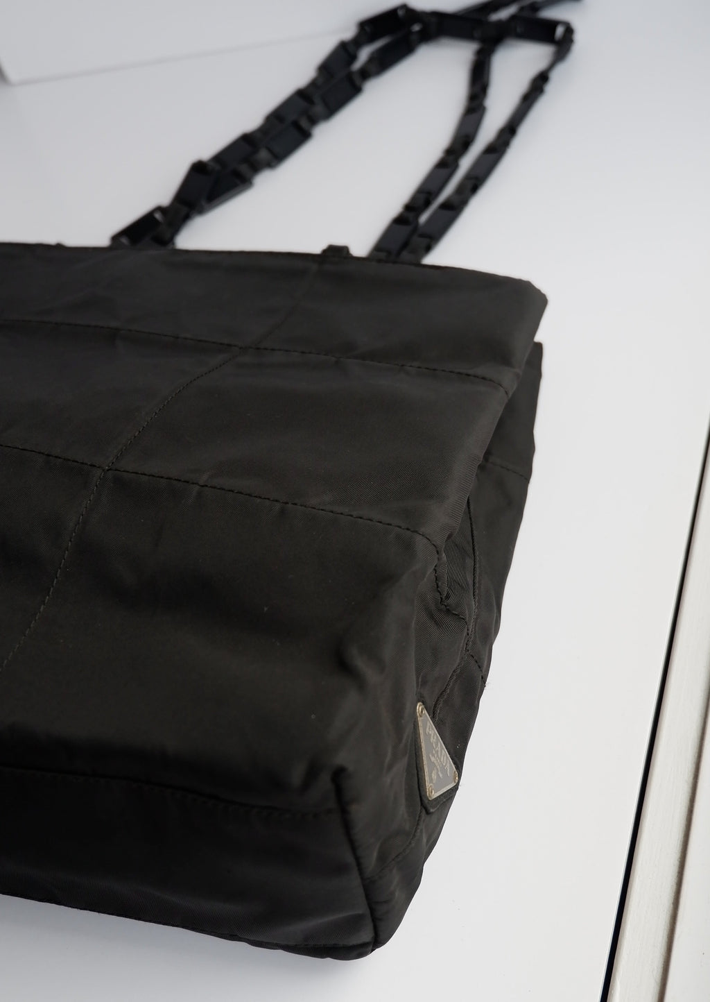 Authentique Sac cabas Prada en nylon noir et plastique à longues anses, d'occasion