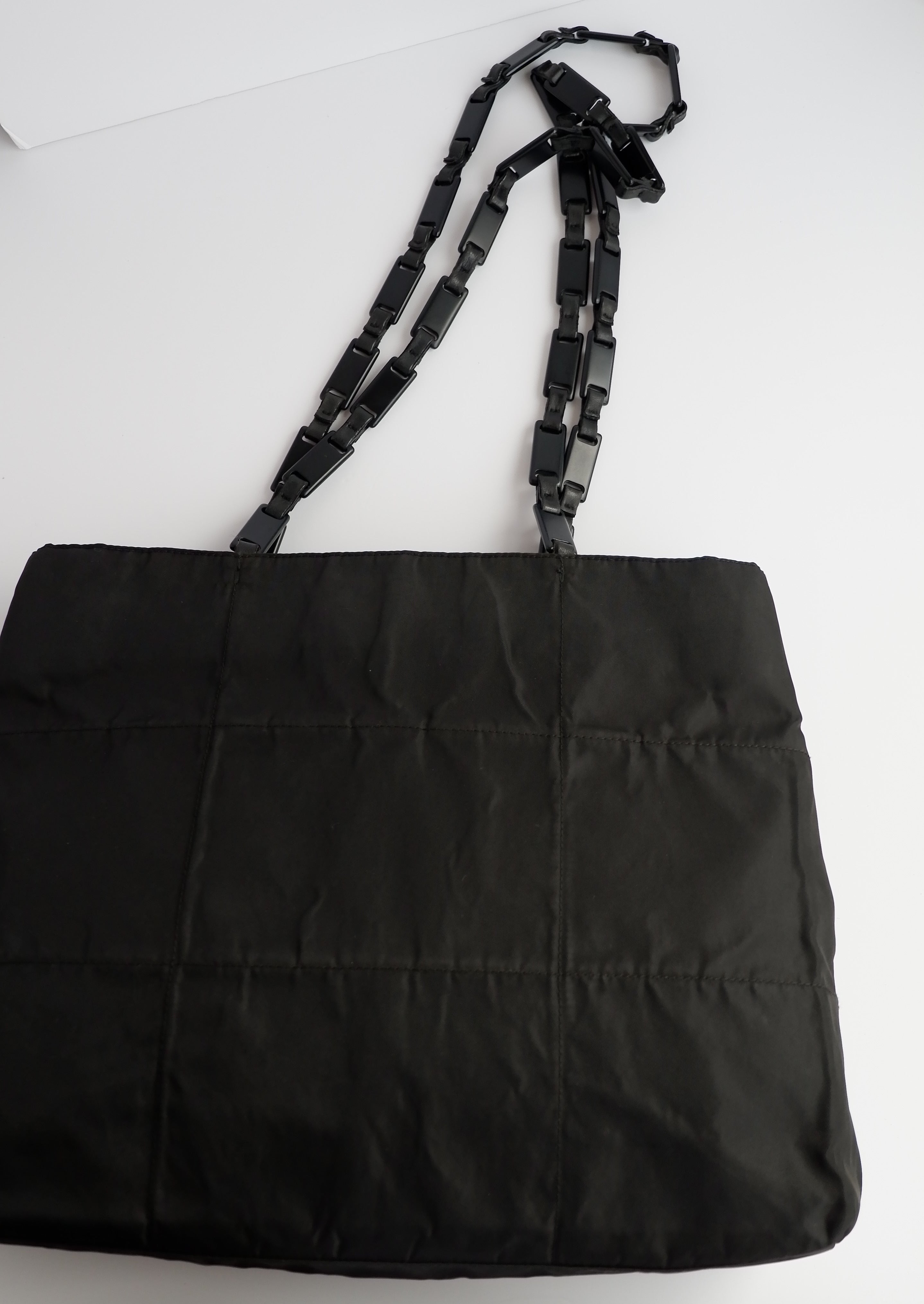Authentique Sac cabas Prada en nylon noir et plastique à longues anses, d'occasion