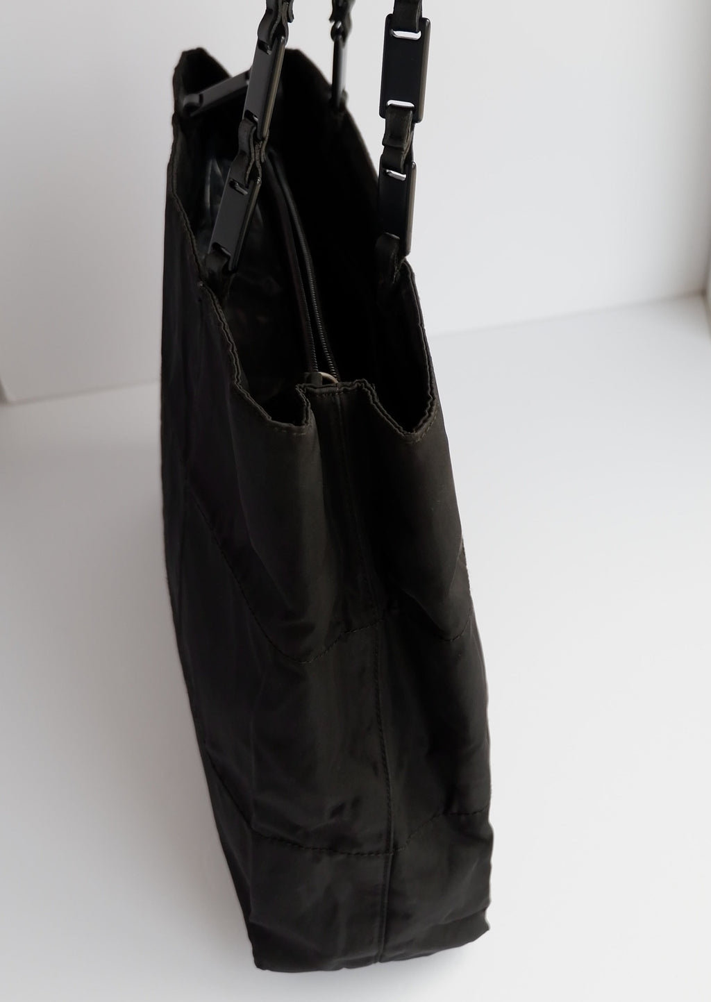Authentique Sac cabas Prada en nylon noir et plastique à longues anses, d'occasion