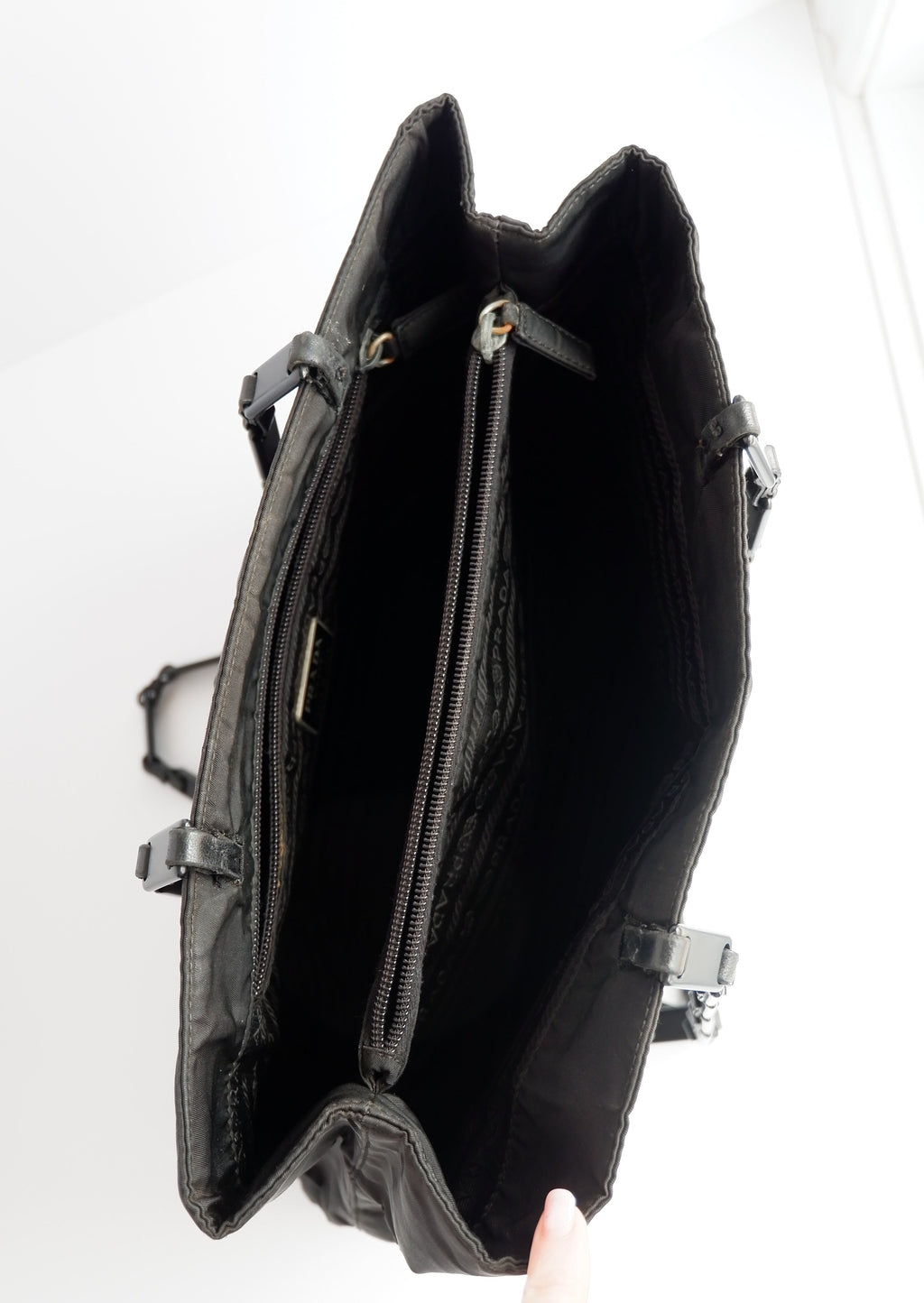 Authentique Sac cabas Prada en nylon noir et plastique à longues anses, d'occasion