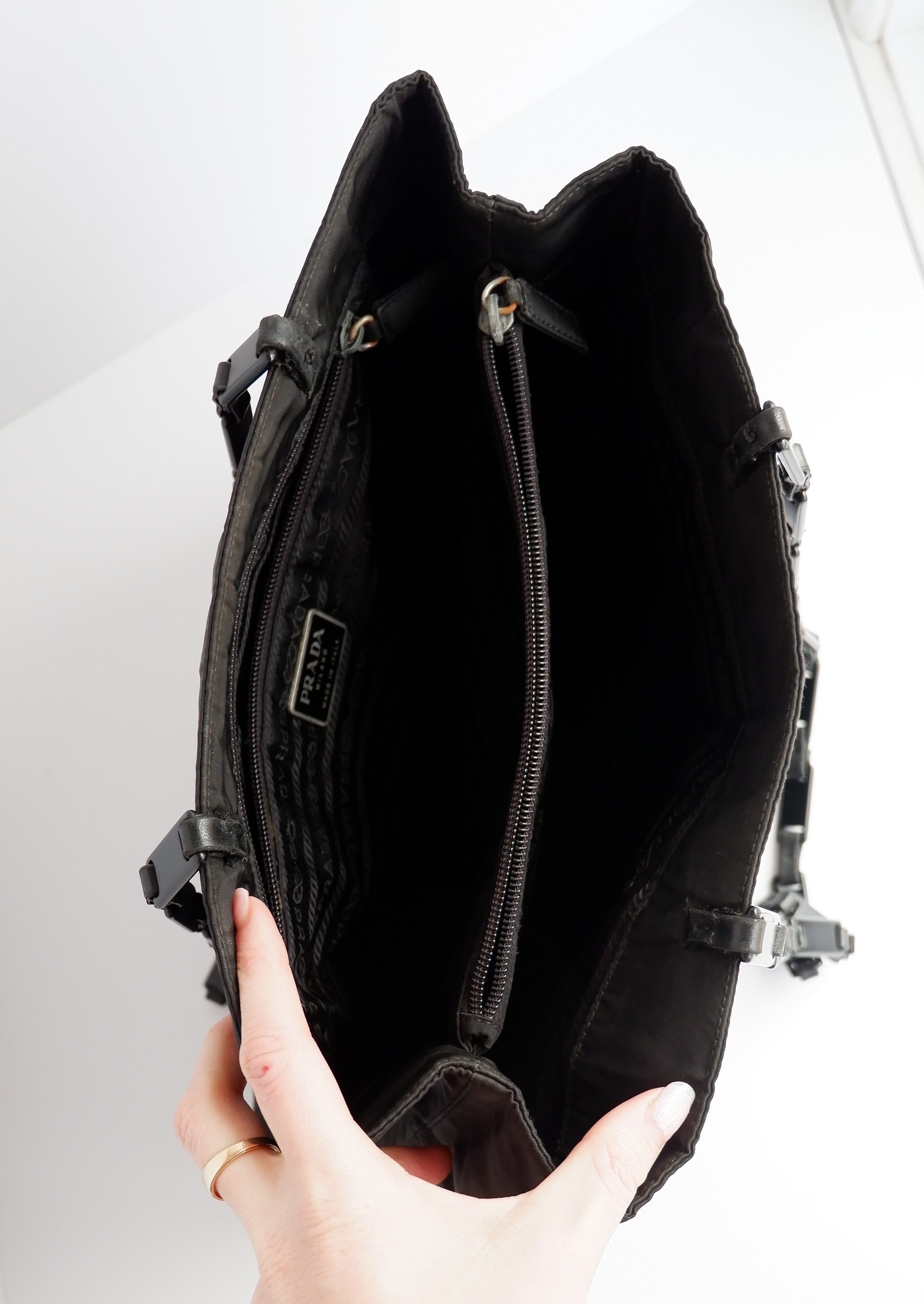 Authentique Sac cabas Prada en nylon noir et plastique à longues anses, d'occasion