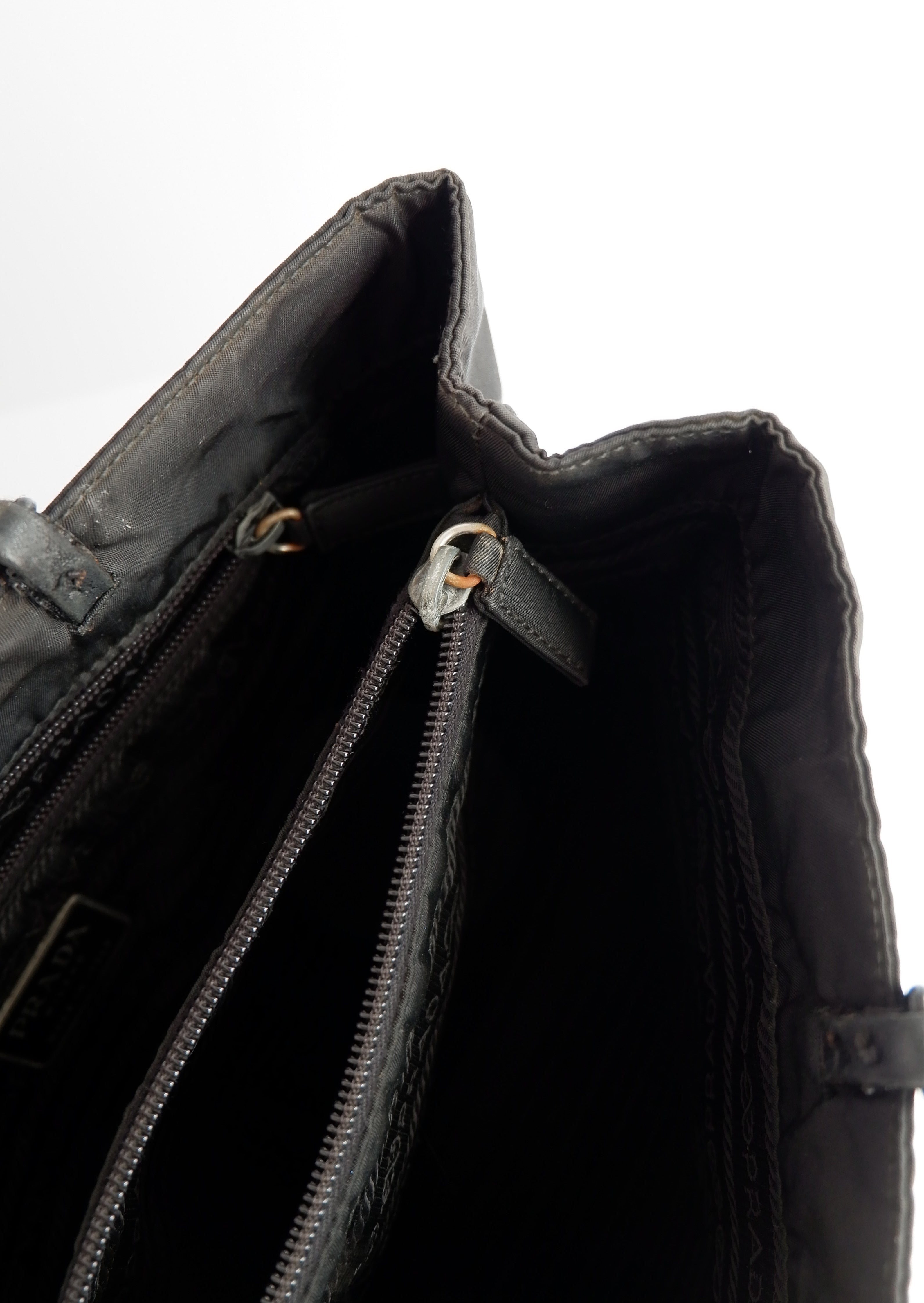Authentique Sac cabas Prada en nylon noir et plastique à longues anses, d'occasion