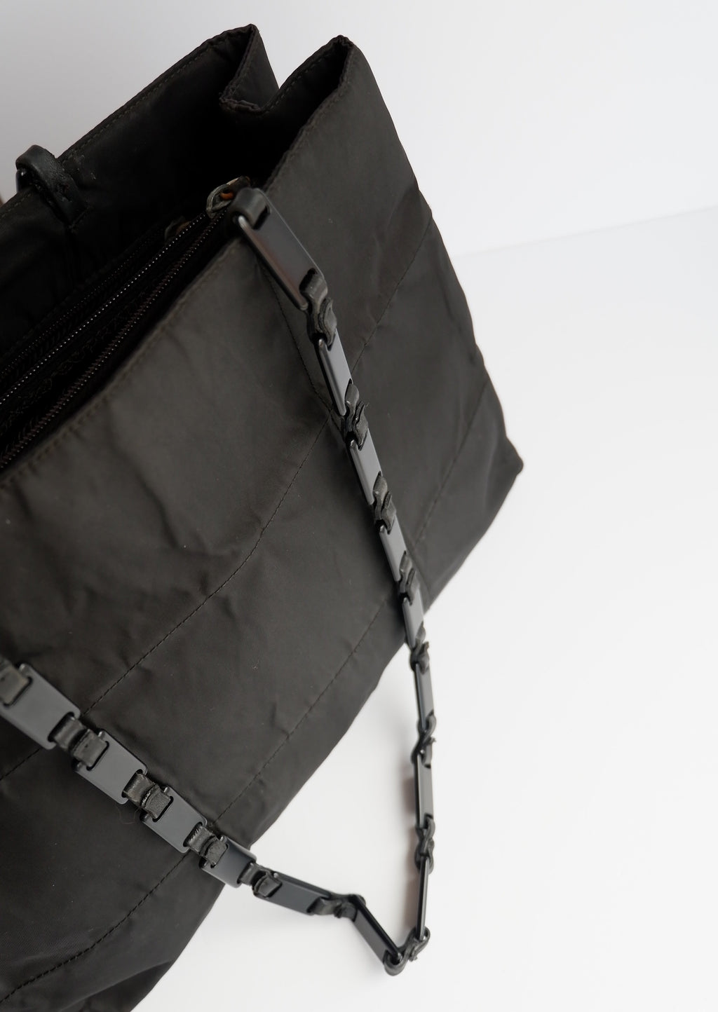 Authentique Sac cabas Prada en nylon noir et plastique à longues anses, d'occasion