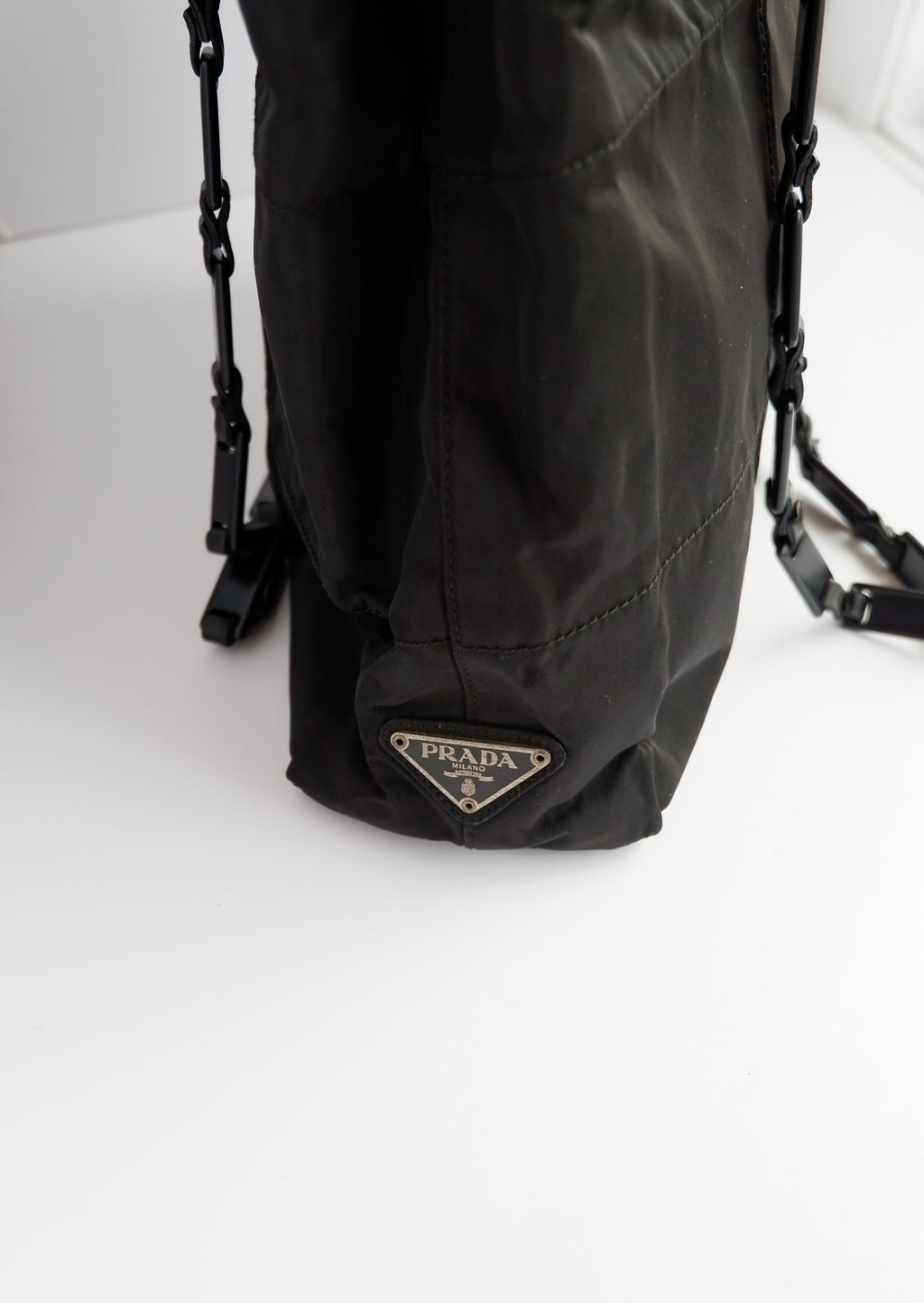 Authentique Sac cabas Prada en nylon noir et plastique à longues anses, d'occasion