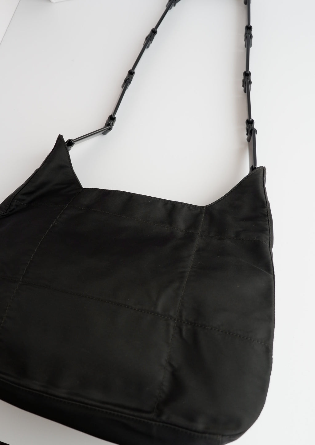 Authentique sac à bandoulière Prada en nylon noir avec longue sangle en plastique, d'occasion
