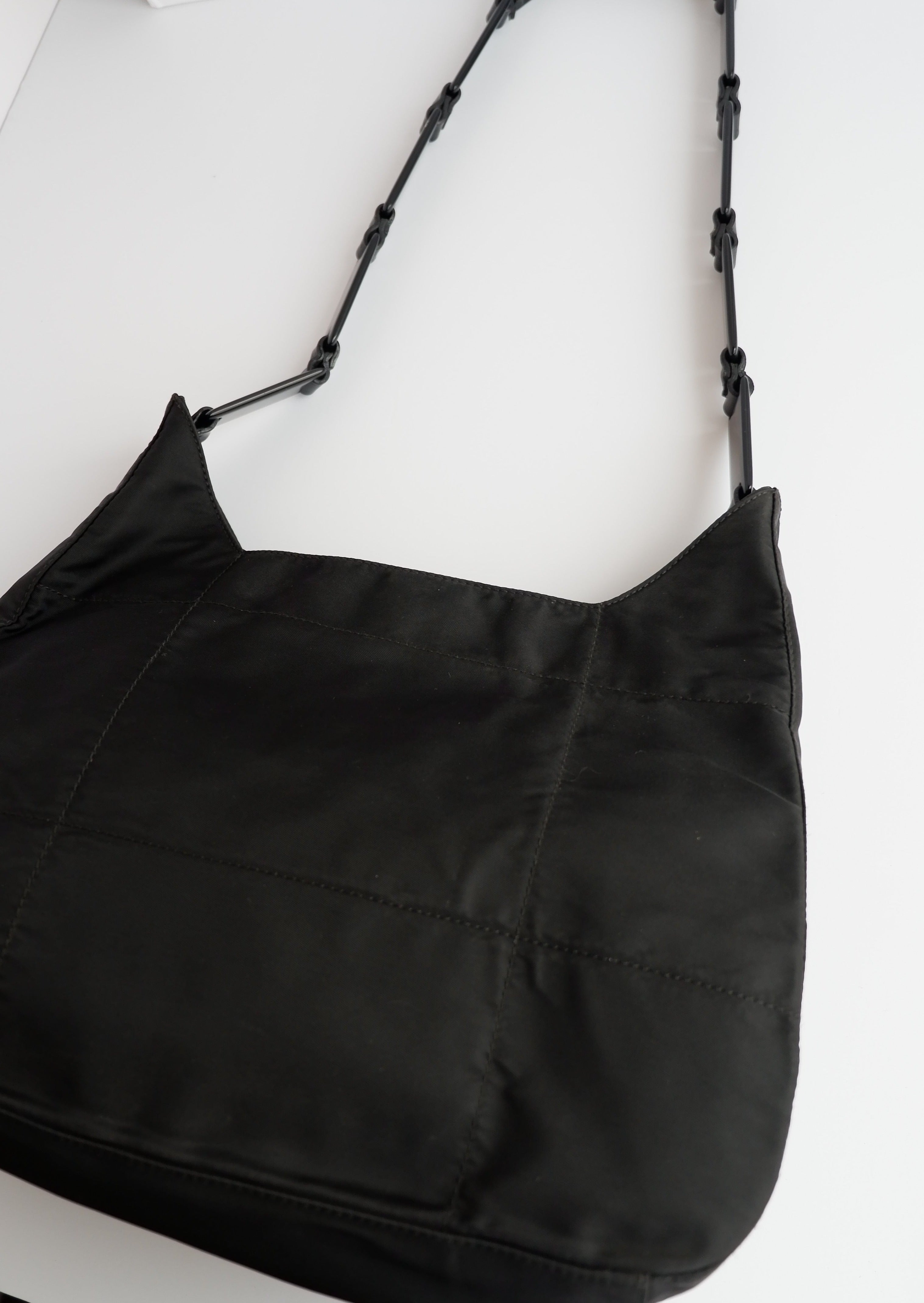 Authentique sac à bandoulière Prada en nylon noir avec longue sangle en plastique, d'occasion