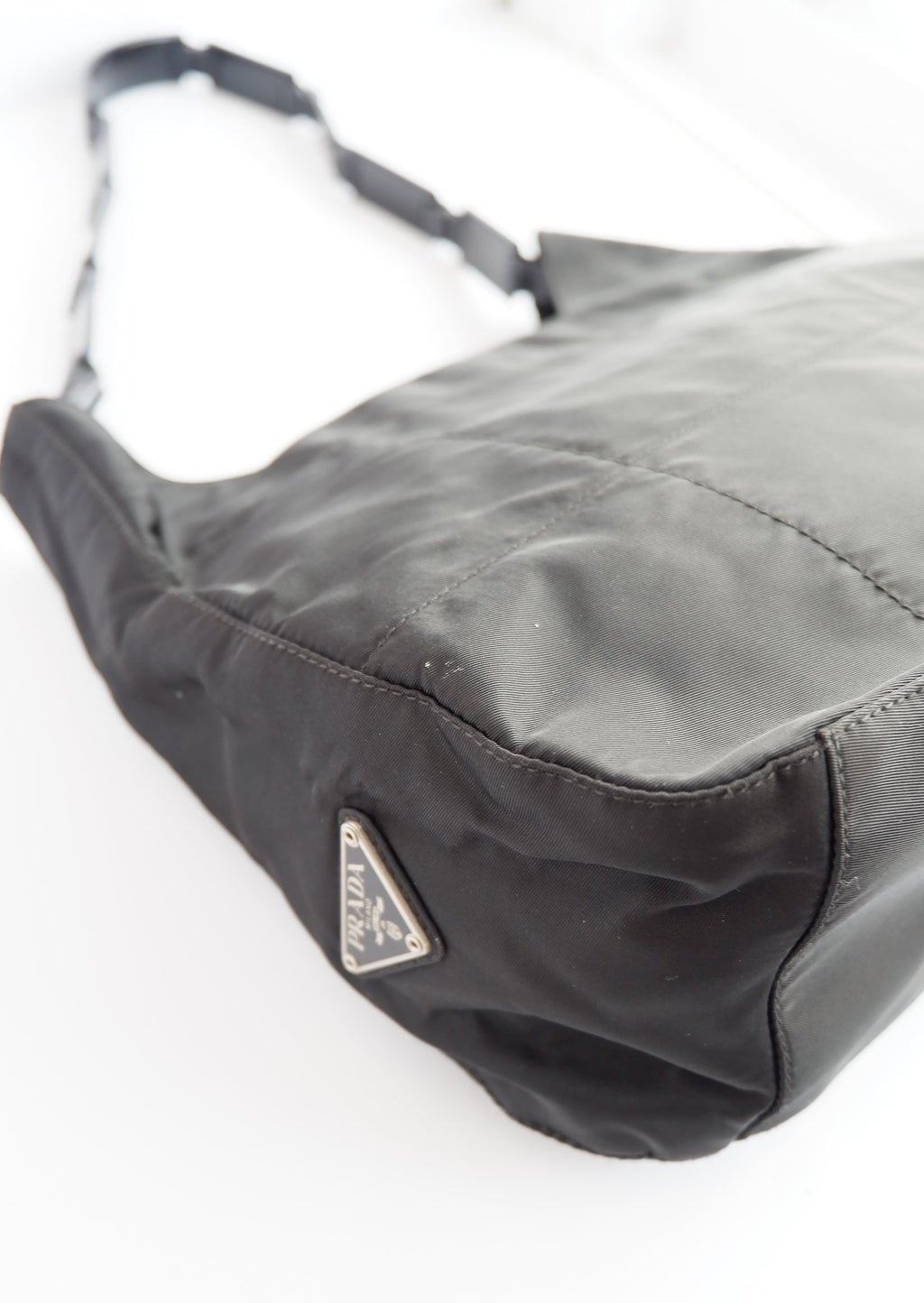 Authentique sac à bandoulière Prada en nylon noir avec longue sangle en plastique, d'occasion