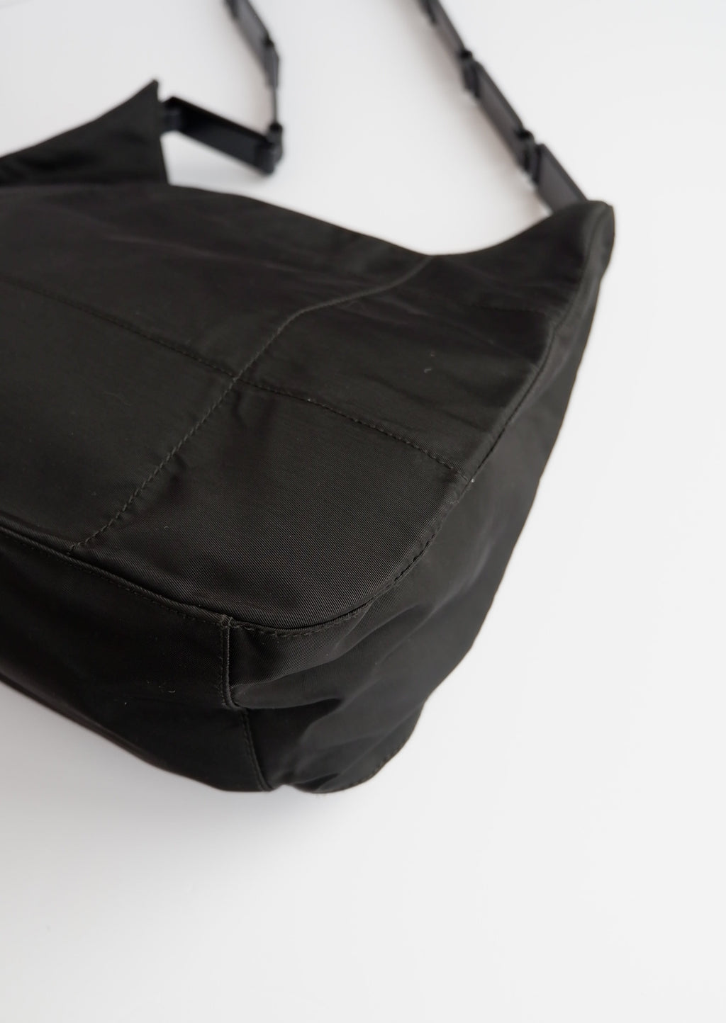 Authentique sac à bandoulière Prada en nylon noir avec longue sangle en plastique, d'occasion