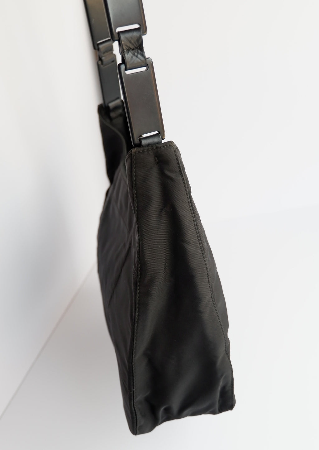 Authentique sac à bandoulière Prada en nylon noir avec longue sangle en plastique, d'occasion