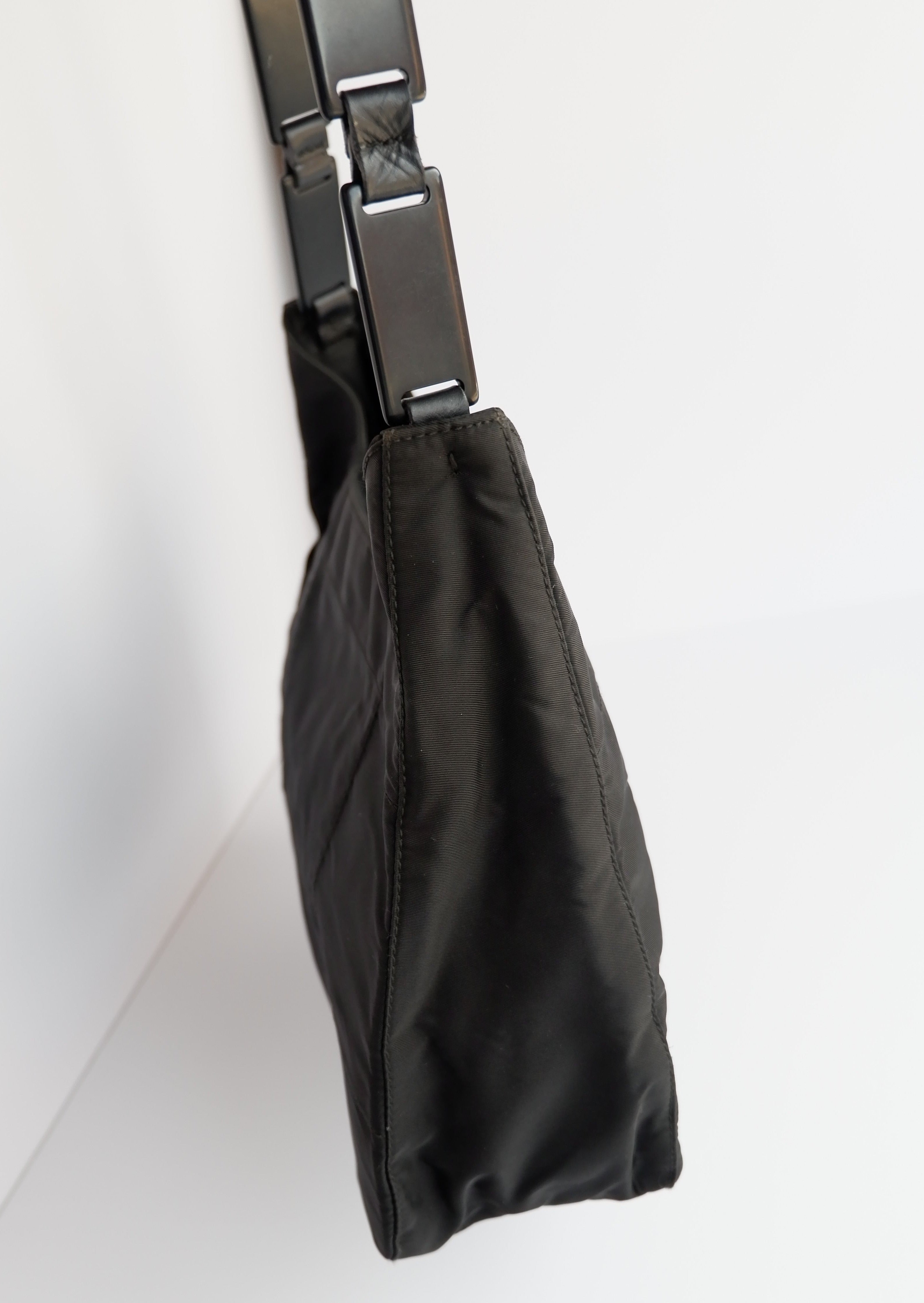 Authentique sac à bandoulière Prada en nylon noir avec longue sangle en plastique, d'occasion