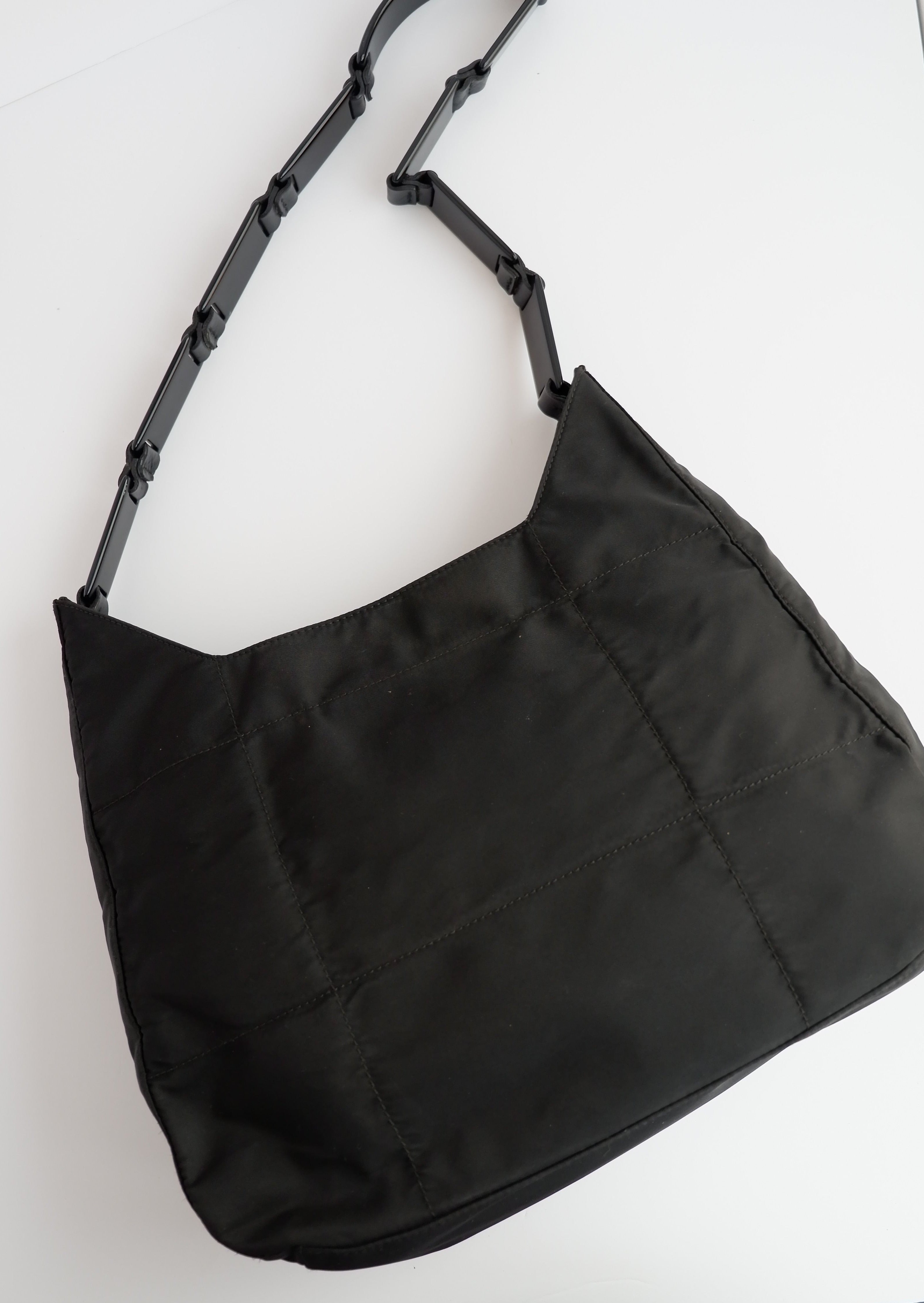 Authentique sac à bandoulière Prada en nylon noir avec longue sangle en plastique, d'occasion