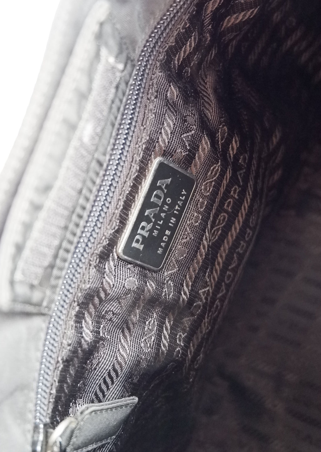Authentique sac à bandoulière Prada en nylon noir avec longue sangle en plastique, d'occasion
