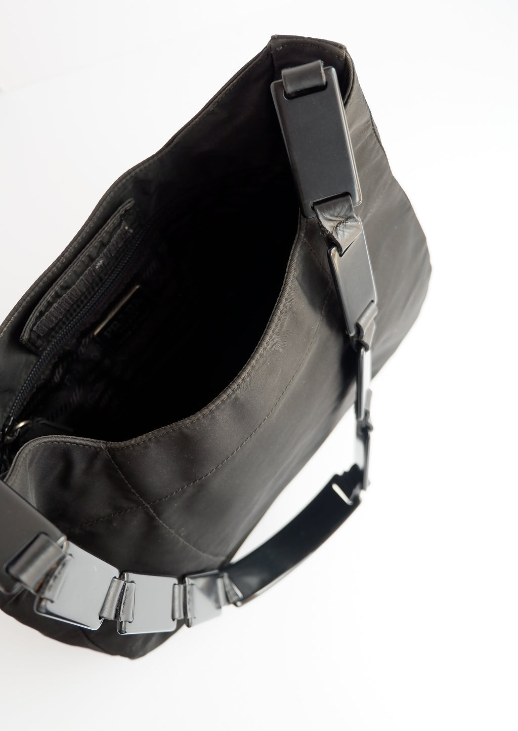 Authentique sac à bandoulière Prada en nylon noir avec longue sangle en plastique, d'occasion