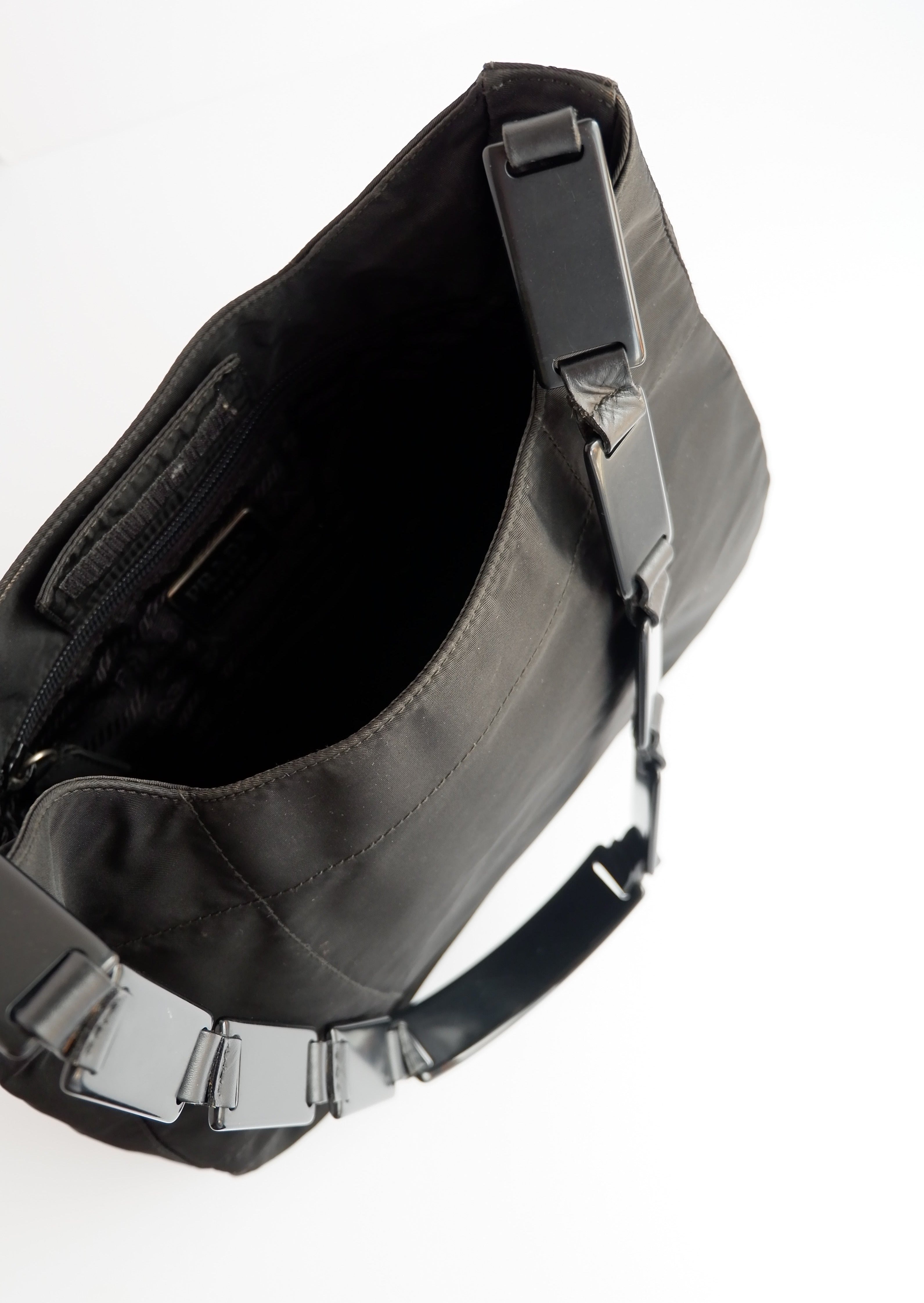 Authentique sac à bandoulière Prada en nylon noir avec longue sangle en plastique, d'occasion