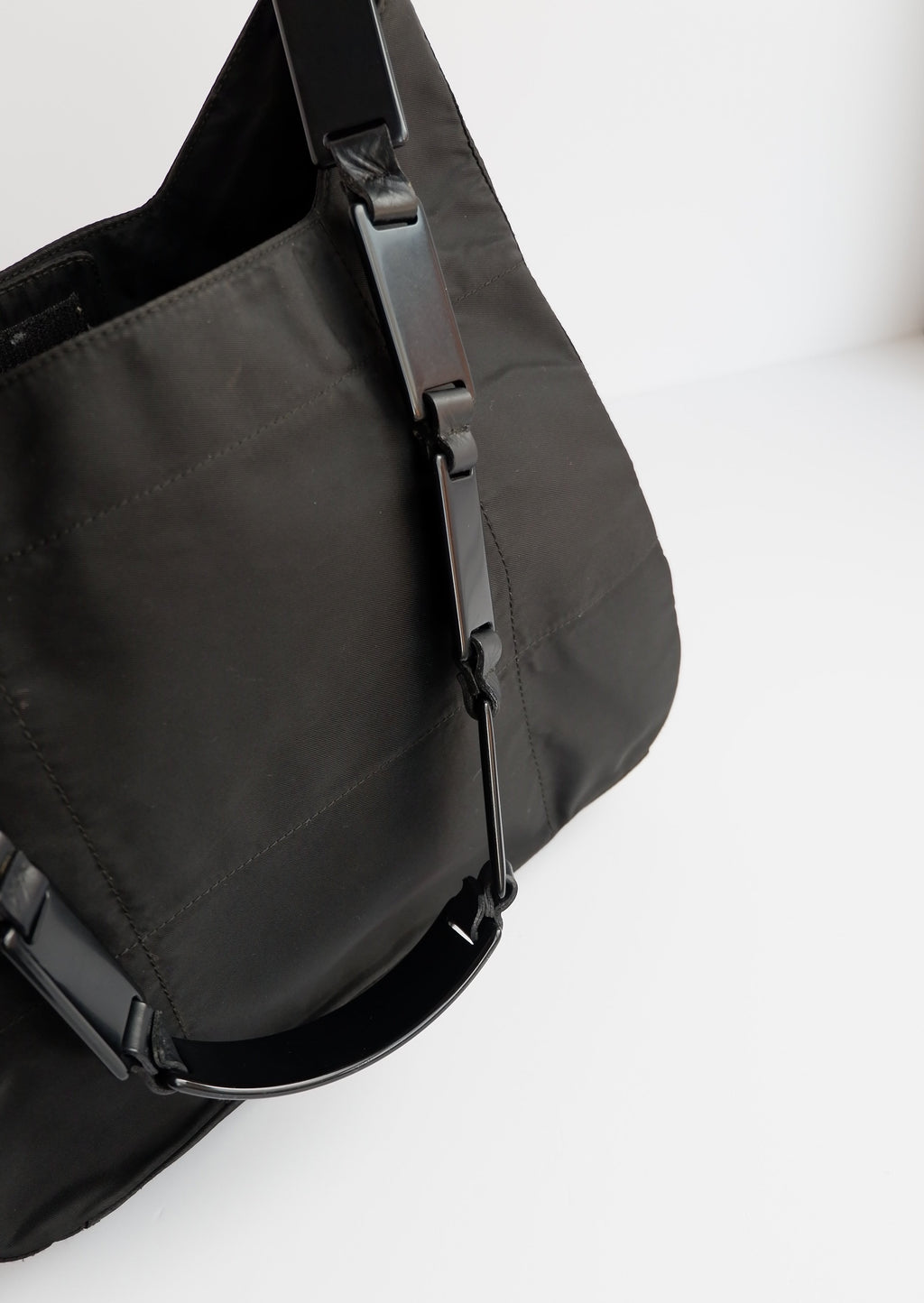 Authentique sac à bandoulière Prada en nylon noir avec longue sangle en plastique, d'occasion