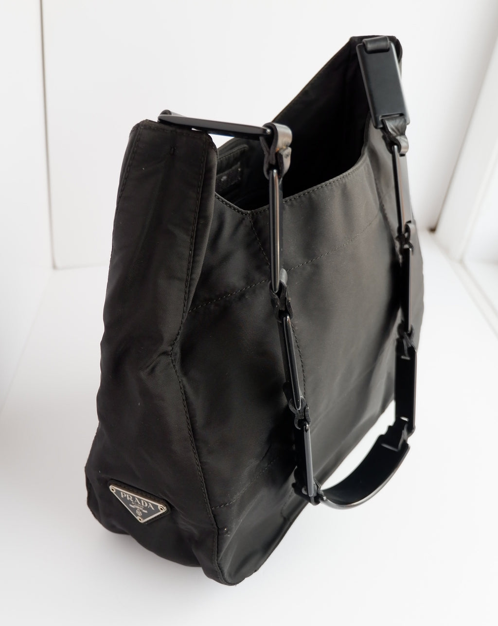 Authentique sac à bandoulière Prada en nylon noir avec longue sangle en plastique, d'occasion