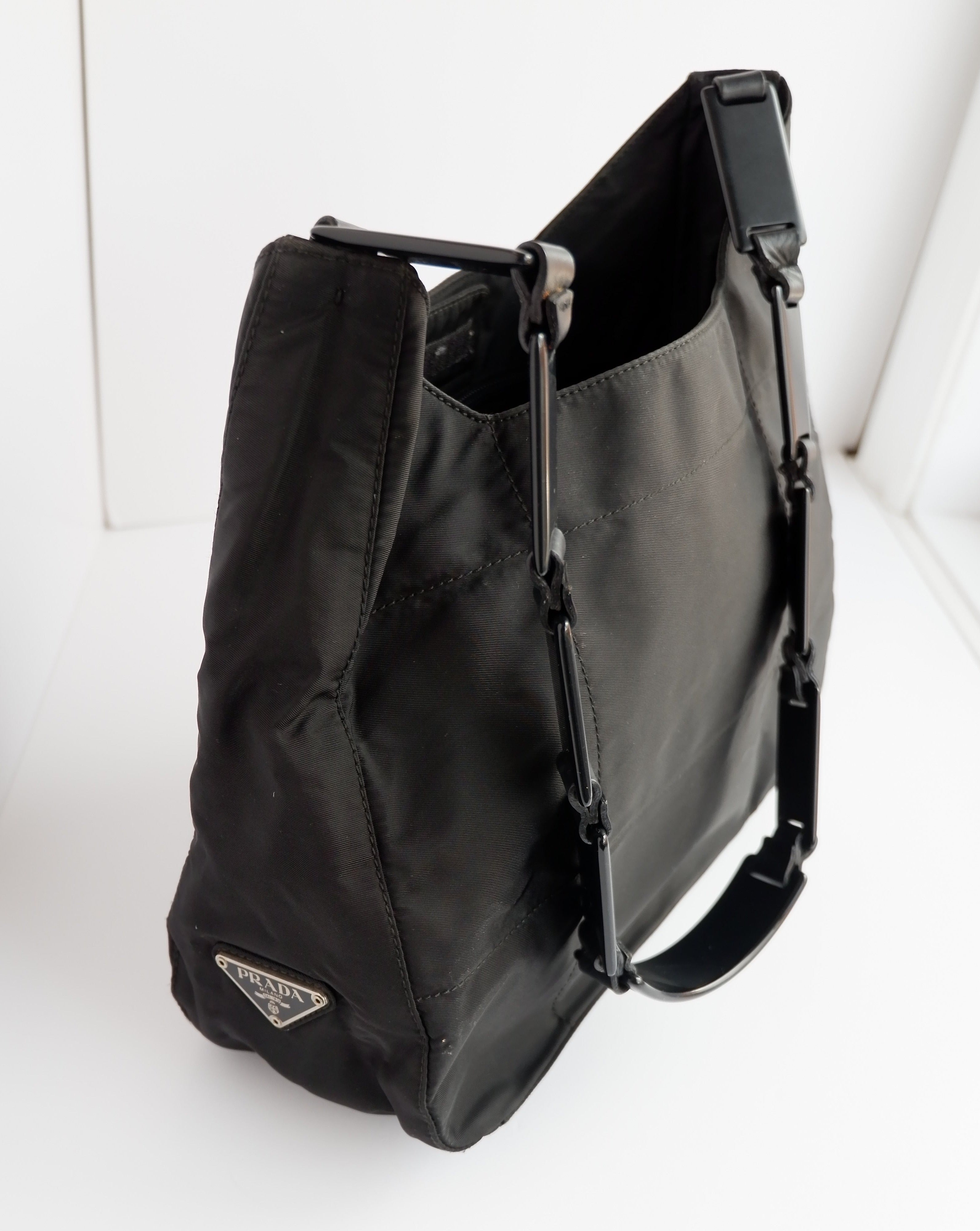 Authentique sac à bandoulière Prada en nylon noir avec longue sangle en plastique, d'occasion