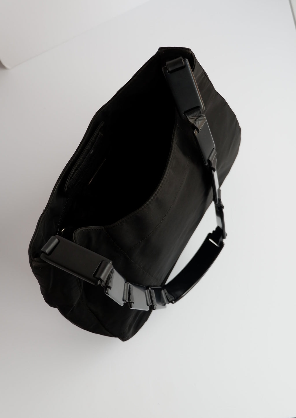 Authentique sac à bandoulière Prada en nylon noir avec longue sangle en plastique, d'occasion