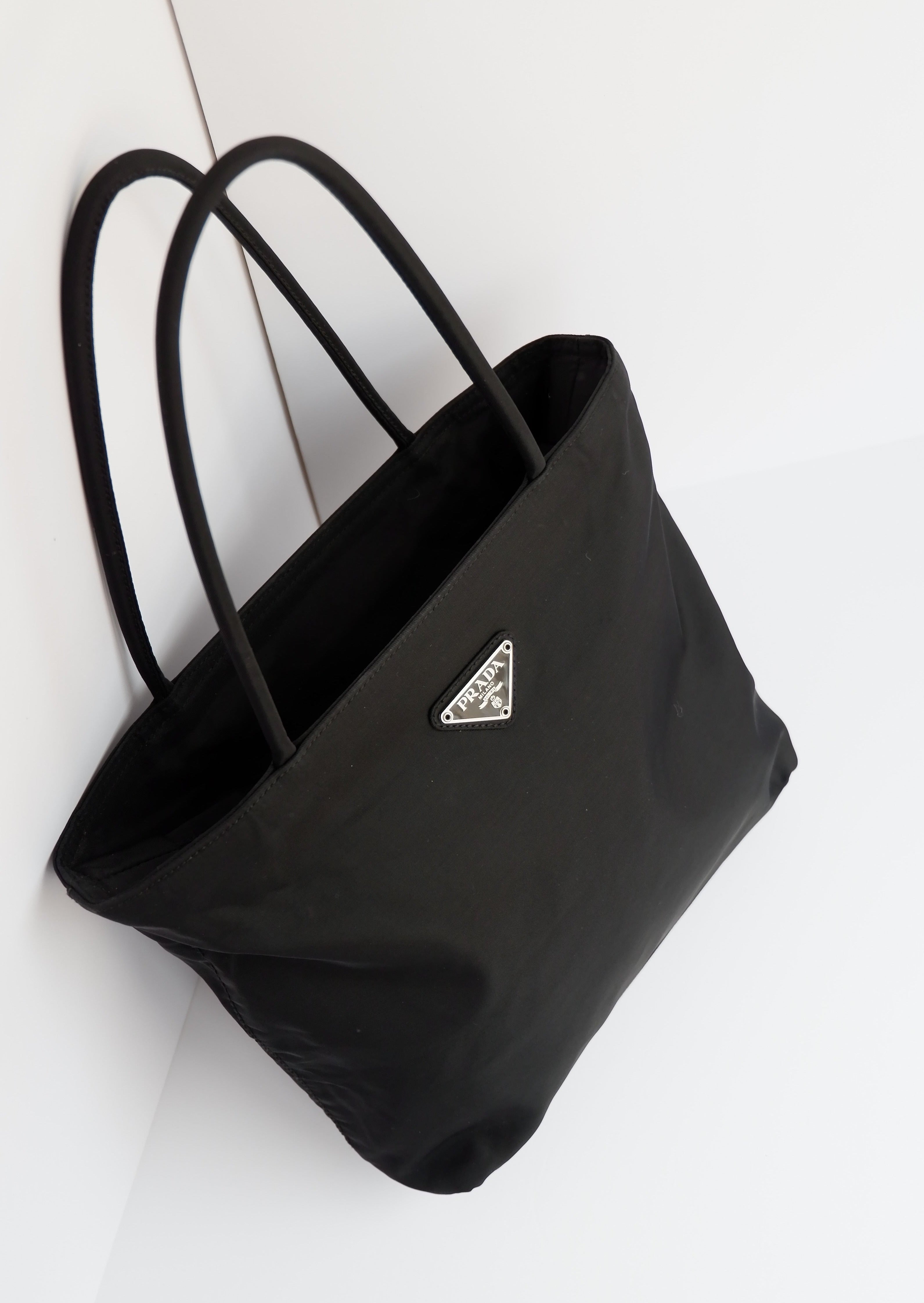 Authentique Sac Cabas Prada Petit Modèle en Nylon Noir d'Occasion