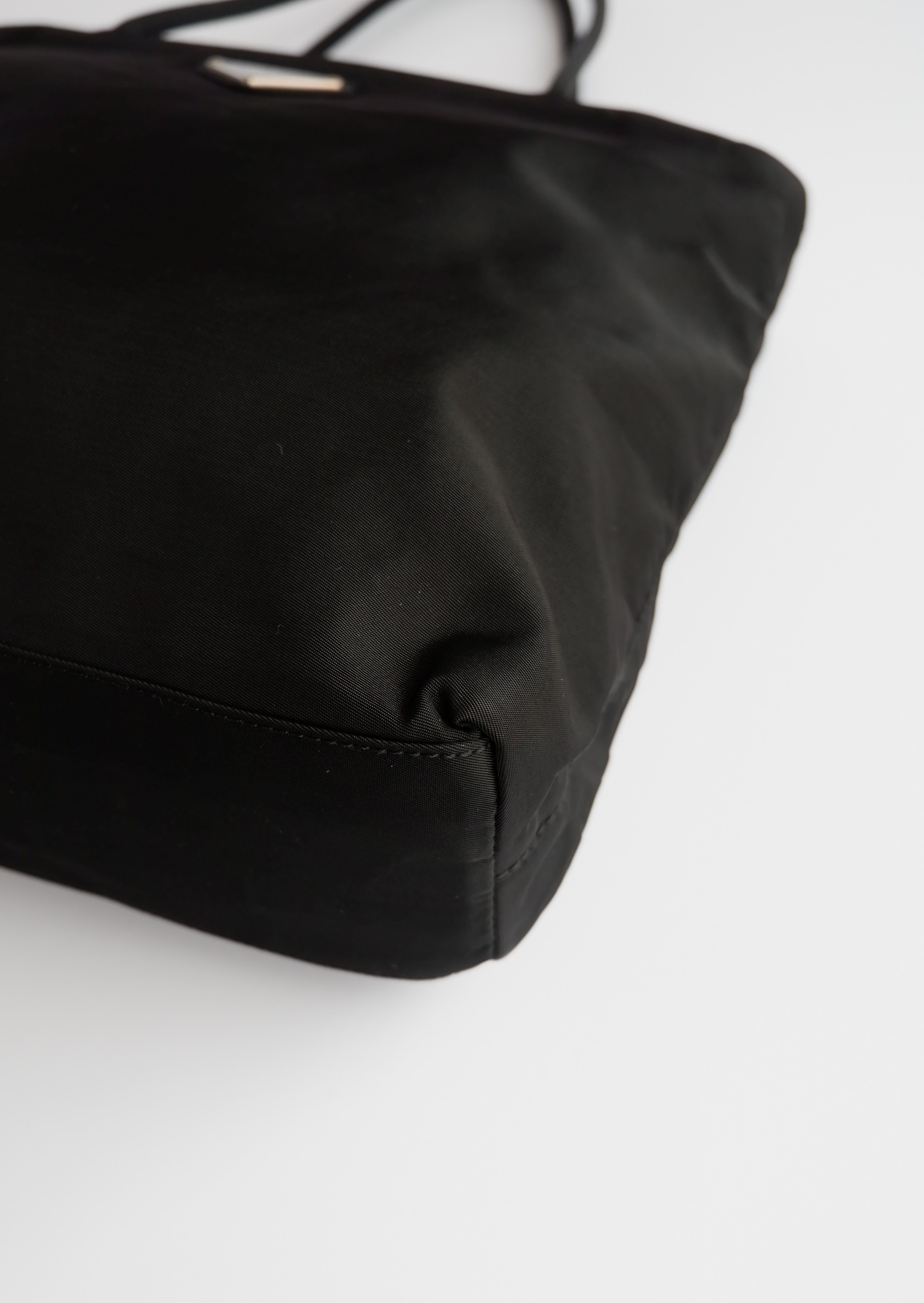 Authentique Sac Cabas Prada Petit Modèle en Nylon Noir d'Occasion