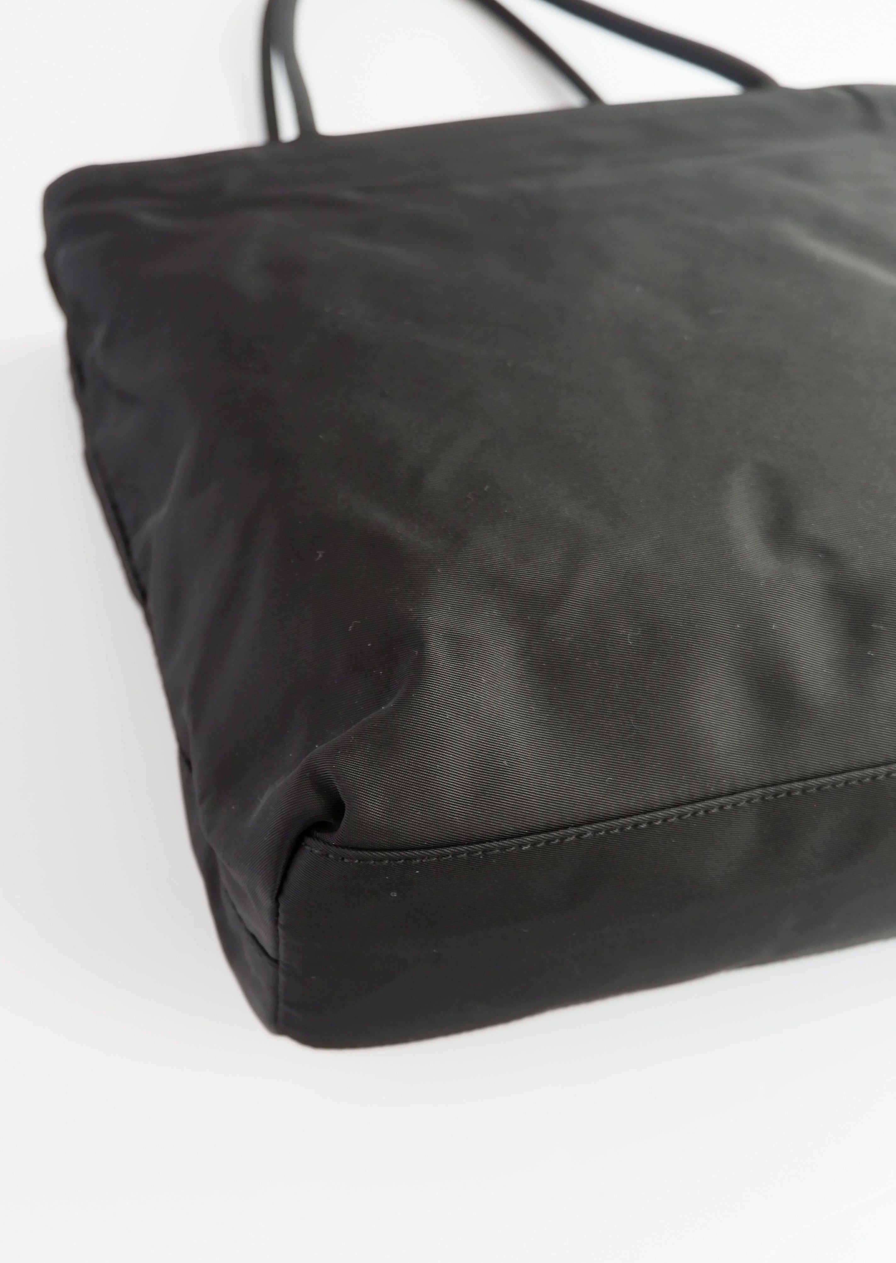 Authentique Sac Cabas Prada Petit Modèle en Nylon Noir d'Occasion