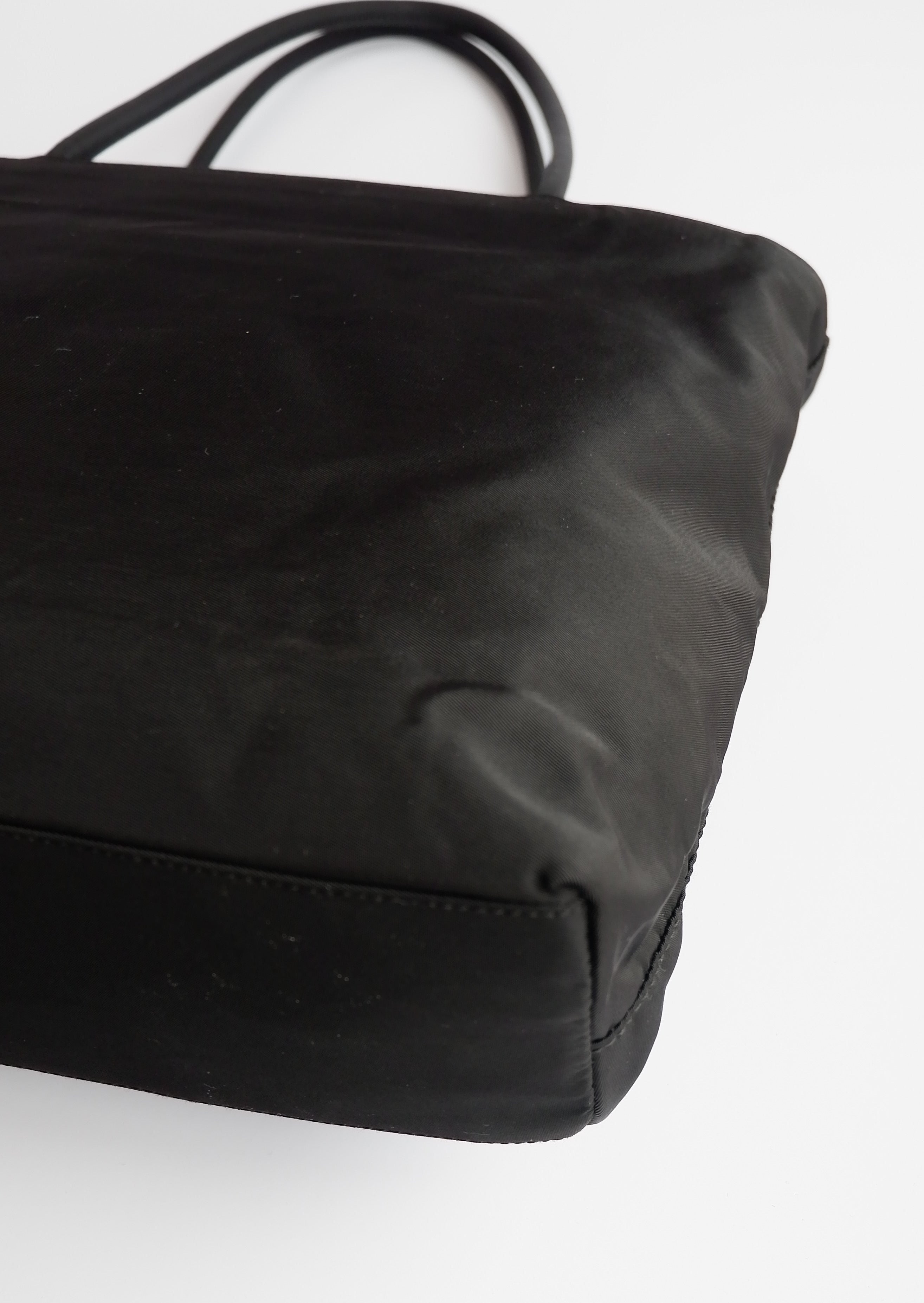 Authentique Sac Cabas Prada Petit Modèle en Nylon Noir d'Occasion