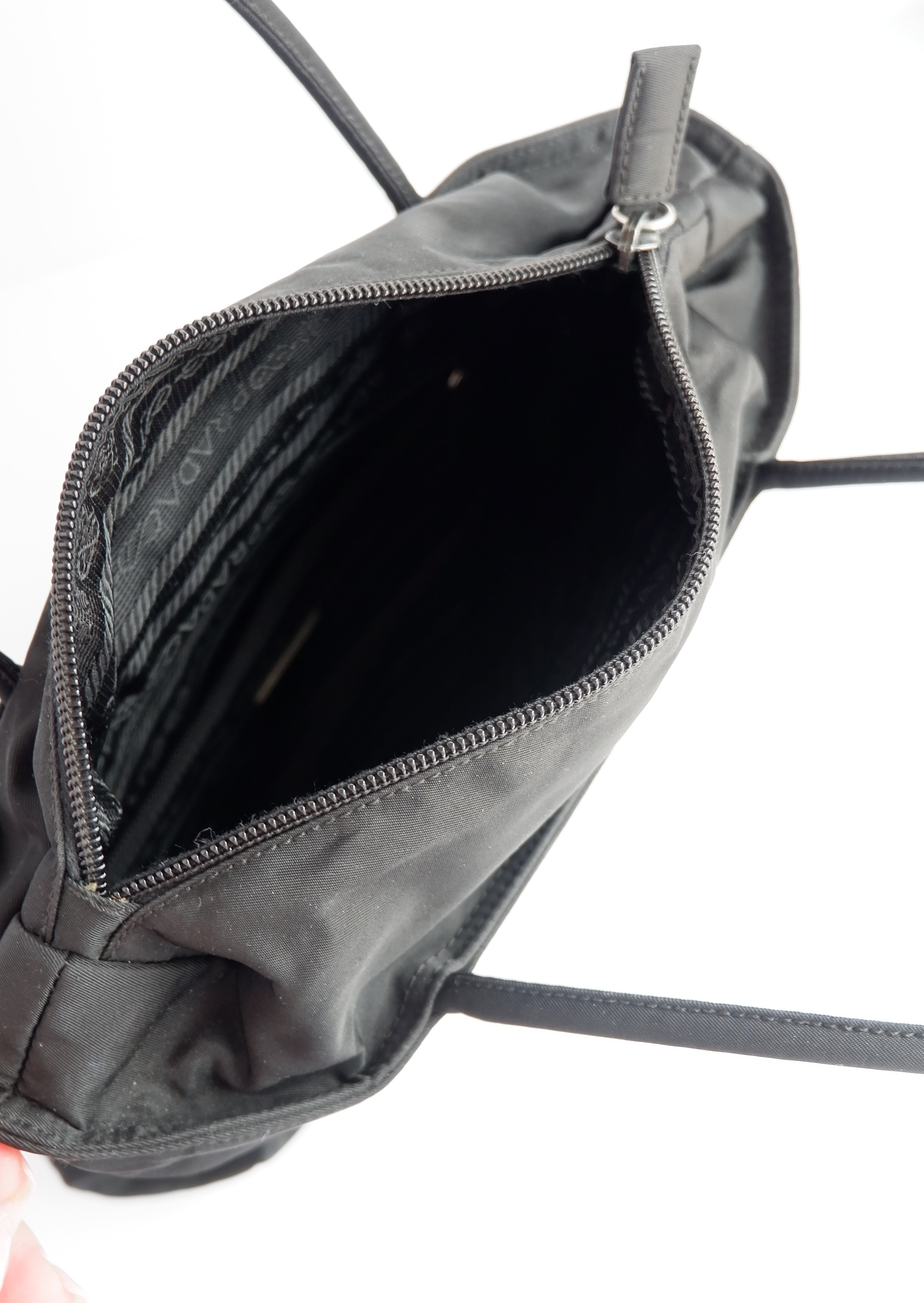 Authentique Sac Cabas Prada Petit Modèle en Nylon Noir d'Occasion