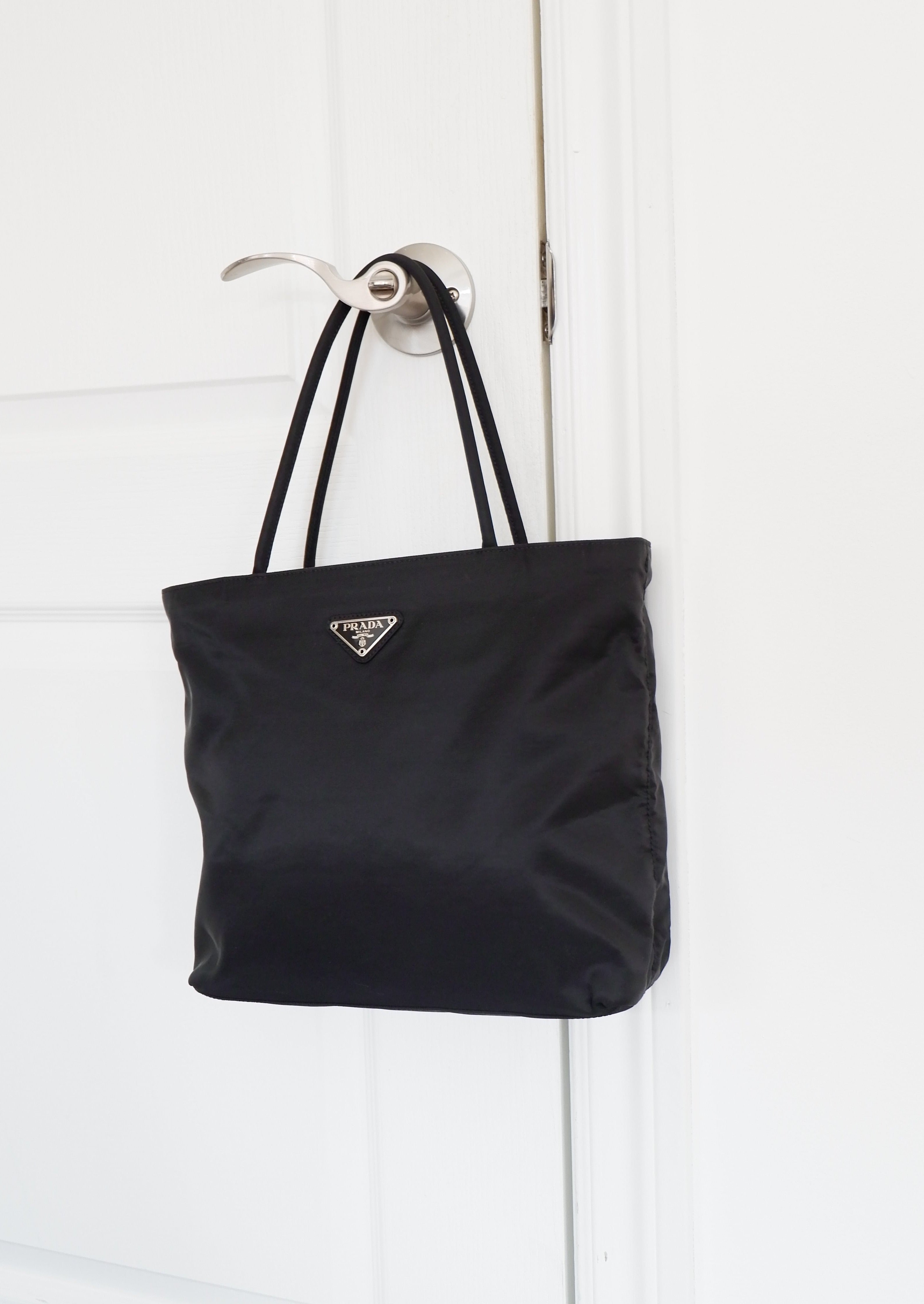 Authentique Sac Cabas Prada Petit Modèle en Nylon Noir d'Occasion
