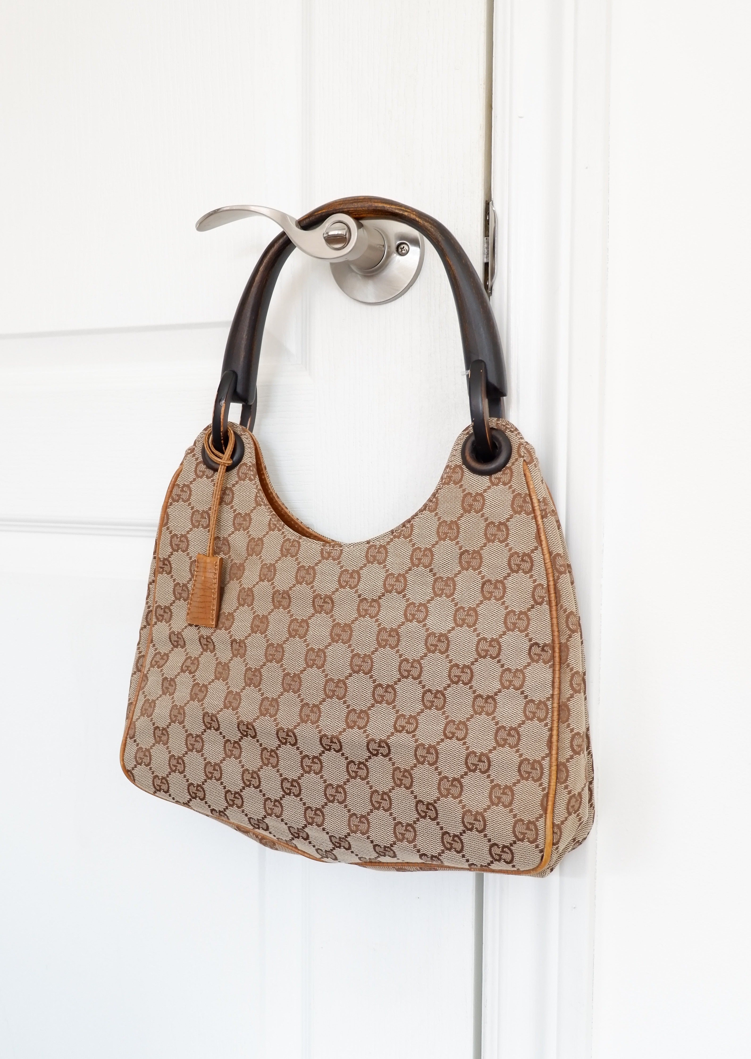 Authentique Sac à bandoulière Gucci d'occasion en toile GG avec poignée en bois