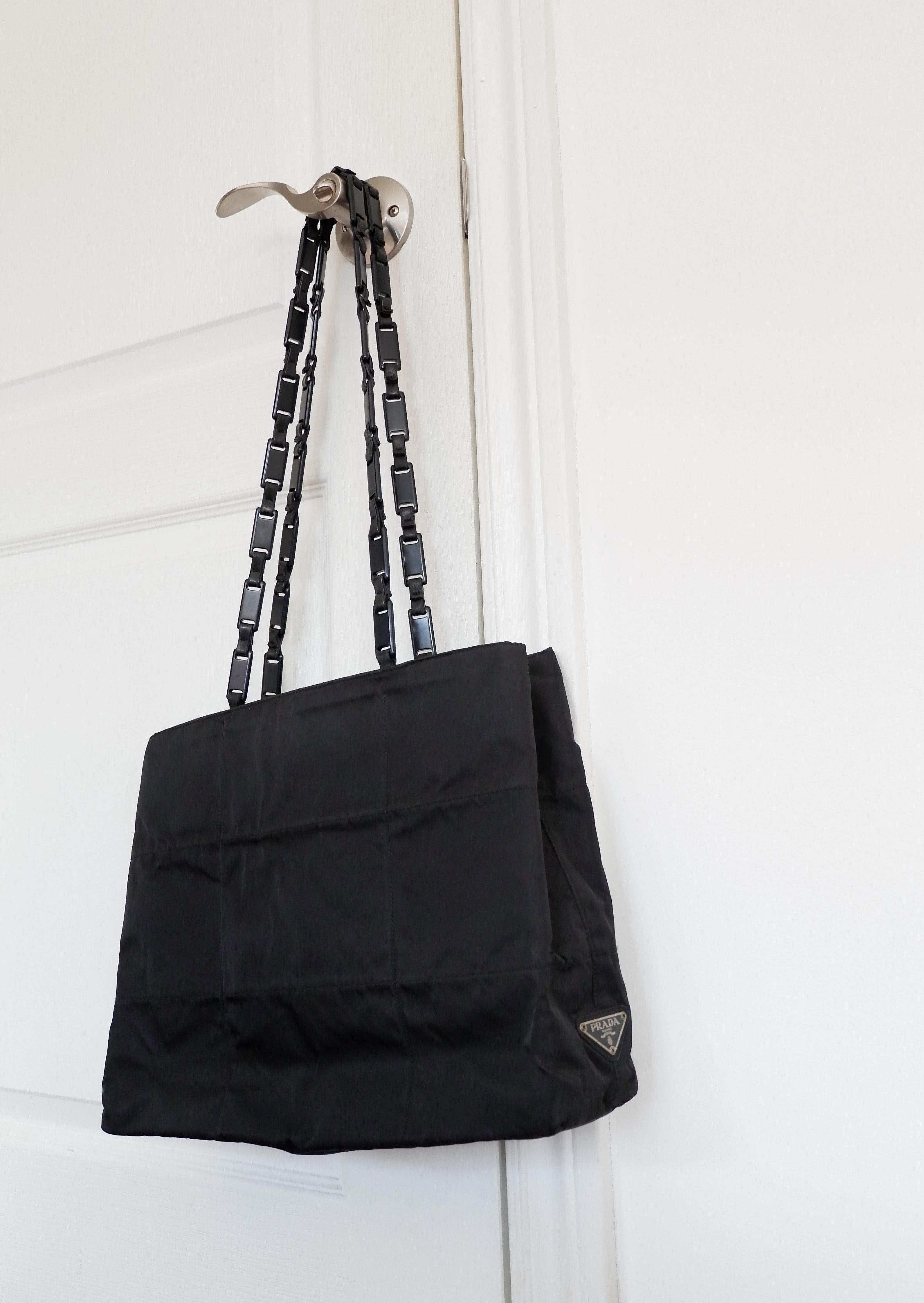 Authentique Sac cabas Prada en nylon noir et plastique à longues anses, d'occasion