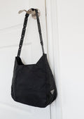Authentique sac à bandoulière Prada en nylon noir avec longue sangle en plastique, d'occasion