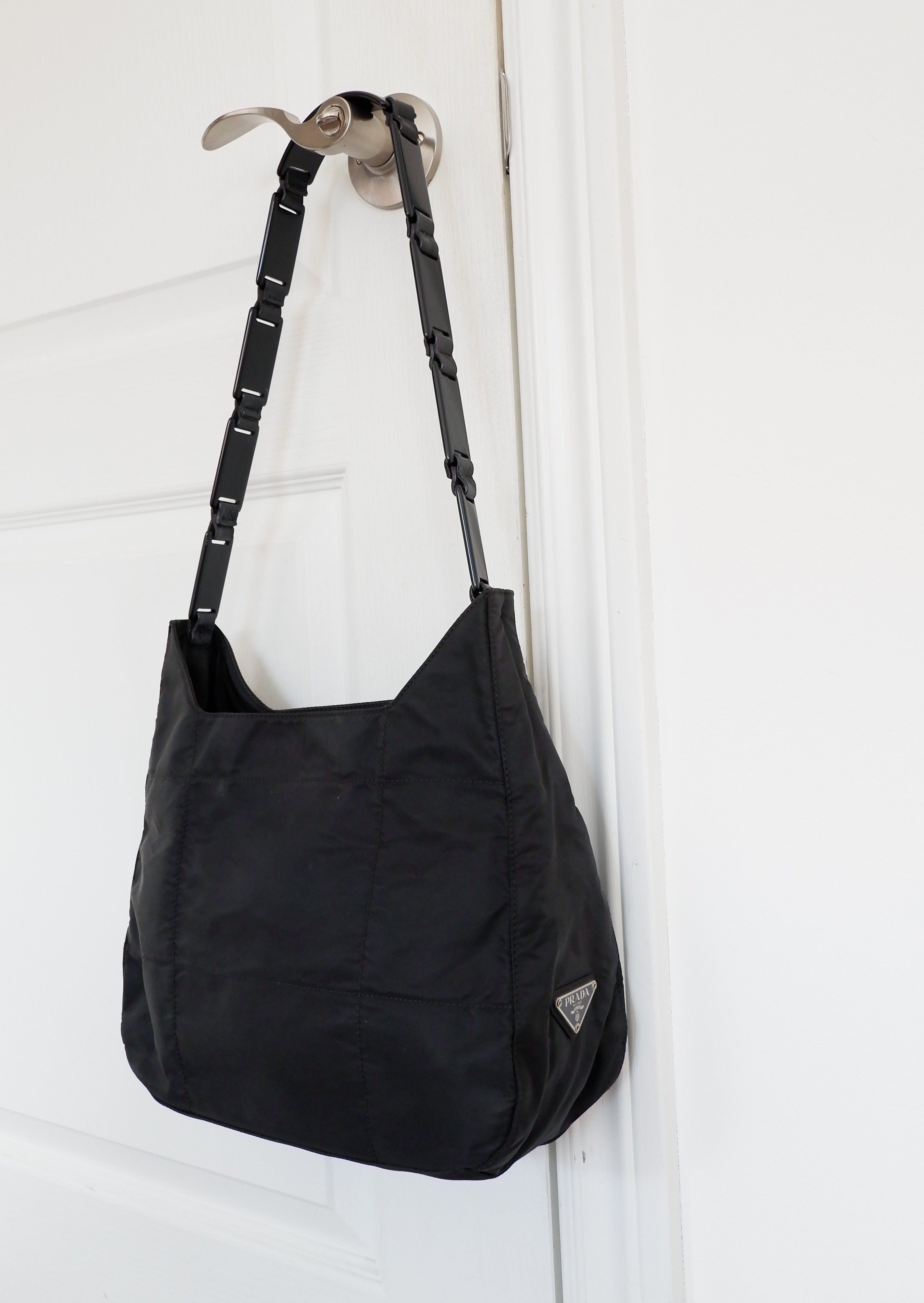 Authentique sac à bandoulière Prada en nylon noir avec longue sangle en plastique, d'occasion
