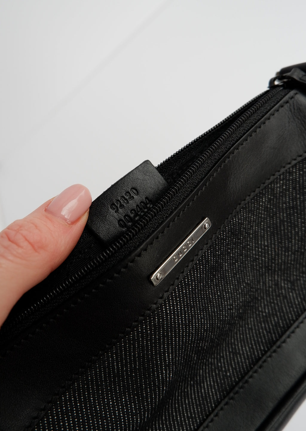 Authentique sac à bandoulière Gucci Micro en jean noir et cuir d'occasion