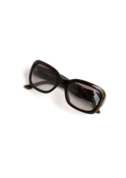 Authentiques lunettes de soleil Chanel d'occasion à monture carrée écaille de tortue marron