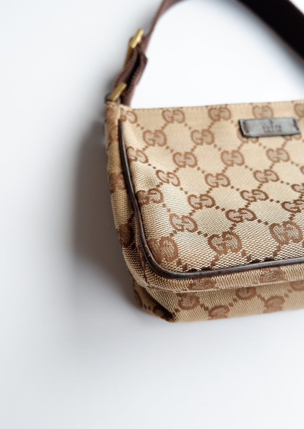 Authentique Sac bandoulière Gucci Micro en toile GG marron, d'occasion