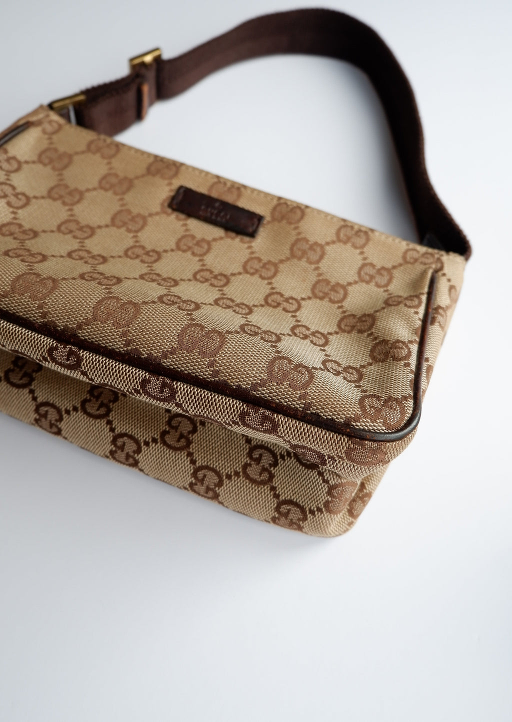 Authentique Sac bandoulière Gucci Micro en toile GG marron, d'occasion