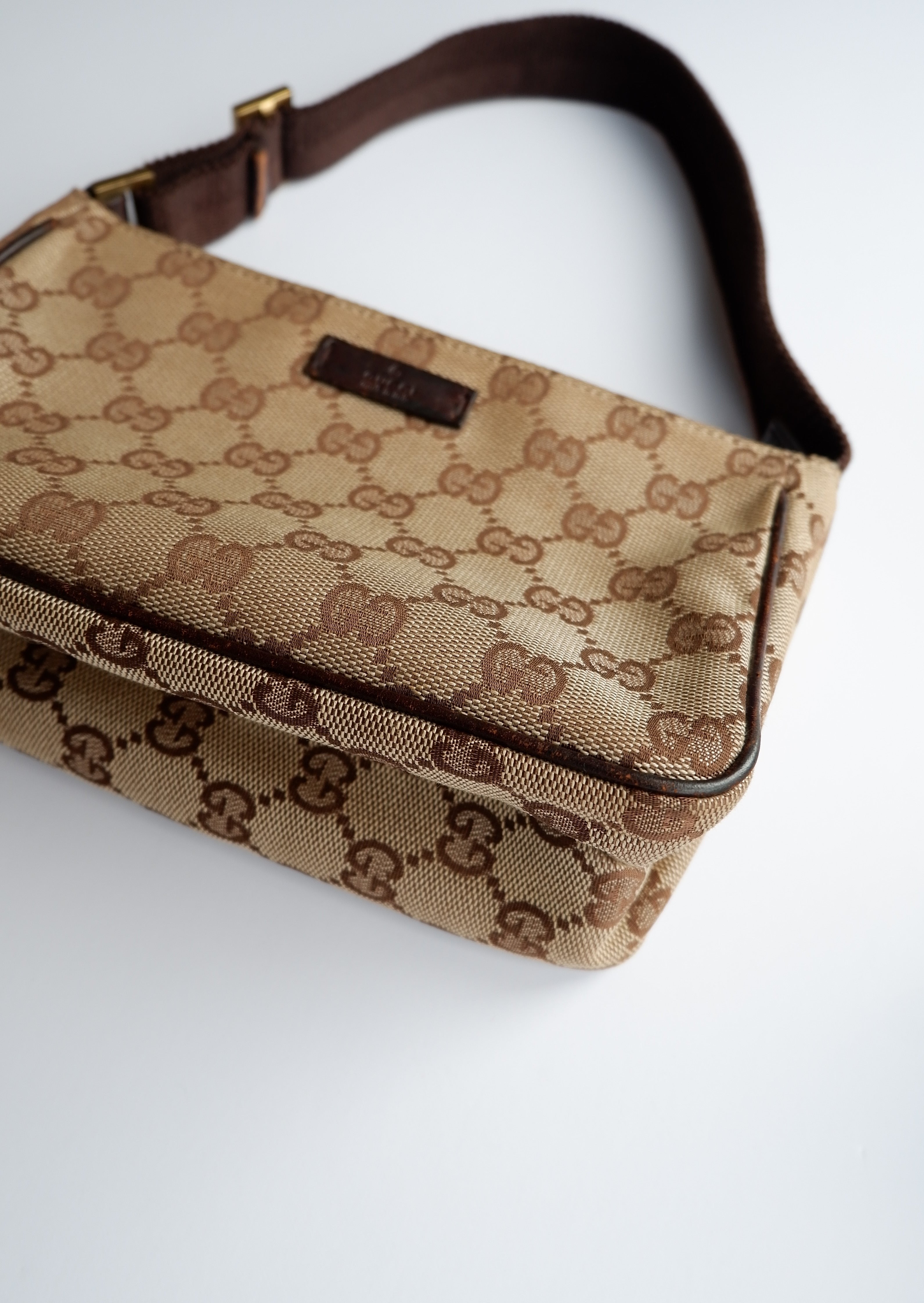 Authentique Sac bandoulière Gucci Micro en toile GG marron, d'occasion